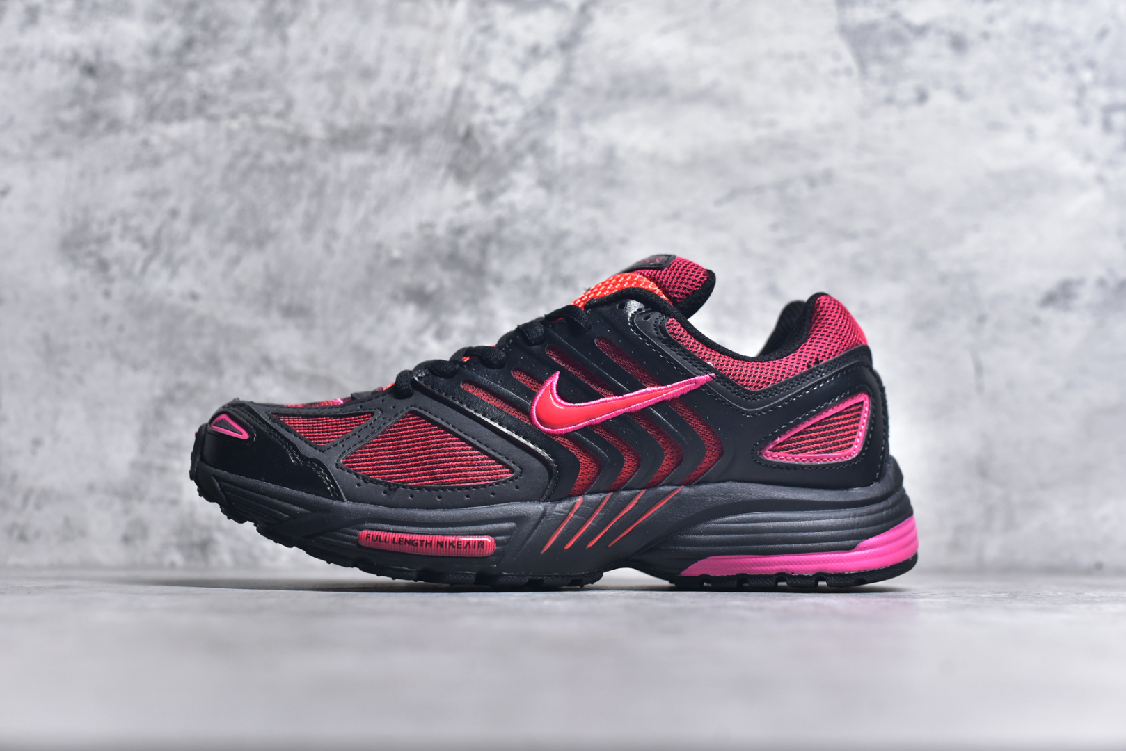 #NK AIR PEGASUS 2K5 舒适百搭耐磨透气低帮跑步鞋时尚厚底老爹鞋 Peg专为跑者打造的熟悉弹力脚感再度回归 助你攻克各种目标 再不然 也能为你增添足下风采 2K5 版保有你喜爱的灵敏度和适中支撑力 以及发想自 2000 年代初期跑者们的飘逸造型 鞋面采用皮革和网眼布材质打造 搭配上侧面的线条设计 十分吸睛 中底搭载了Air气垫 保证舒适的脚感反馈 尺码：36 36.5 37.5 38 38.5 39 40 40.5 41 42 42.5 43 44 45-选品中心