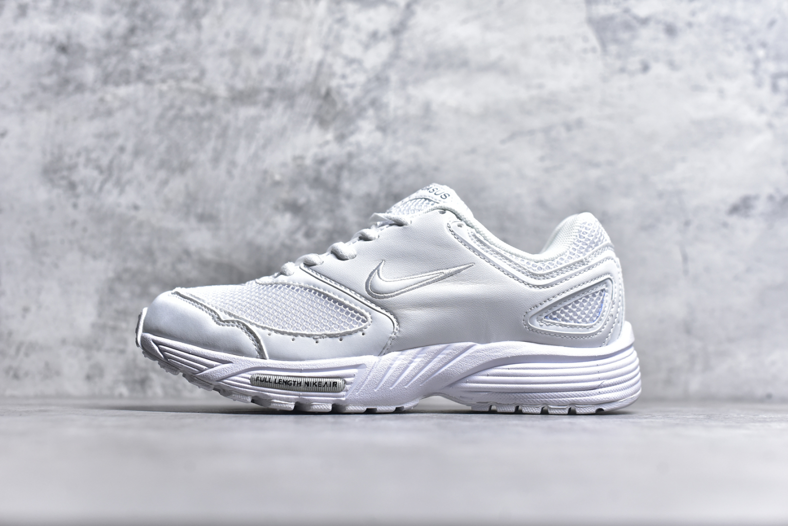 #NK AIR PEGASUS 2K5 舒适百搭耐磨透气低帮跑步鞋时尚厚底老爹鞋 Peg专为跑者打造的熟悉弹力脚感再度回归 助你攻克各种目标 再不然 也能为你增添足下风采 2K5 版保有你喜爱的灵敏度和适中支撑力 以及发想自 2000 年代初期跑者们的飘逸造型 鞋面采用皮革和网眼布材质打造 搭配上侧面的线条设计 十分吸睛 中底搭载了Air气垫 保证舒适的脚感反馈 尺码：36 36.5 37.5 38 38.5 39 40 40.5 41 42 42.5 43 44 45-选品中心