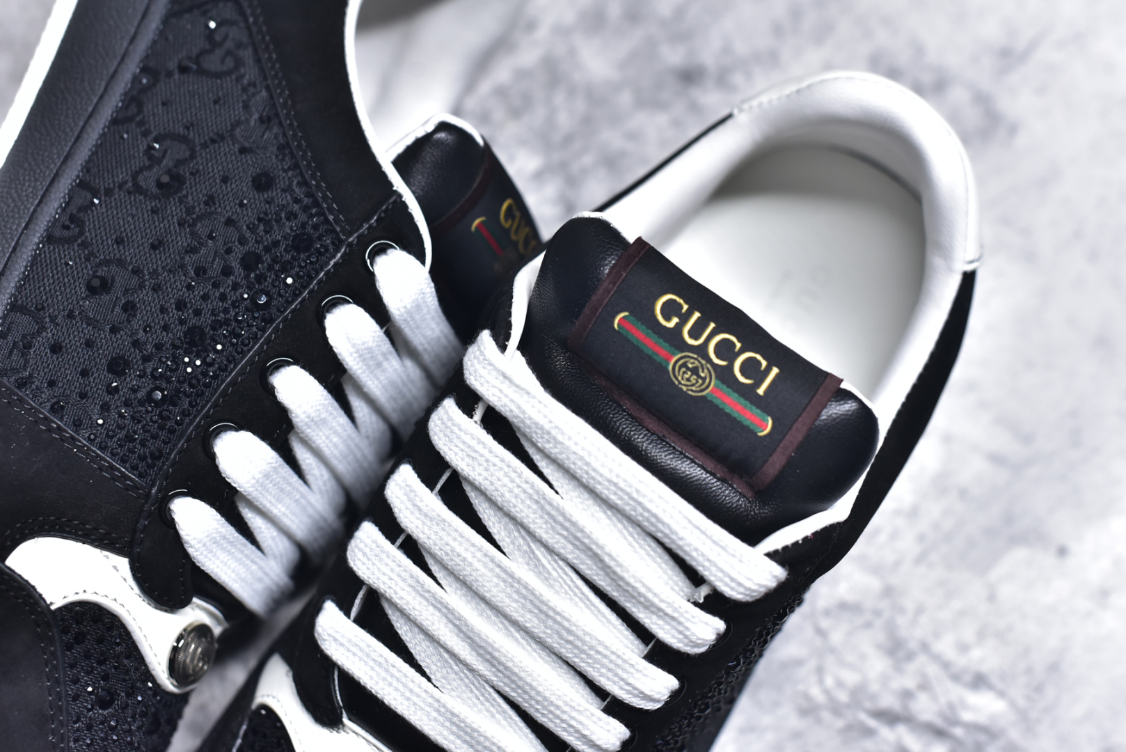 图片[9]-#Gucci 古驰 Screener 运动休闲时装奢侈品系列 GG珐琅扣 擦脏做旧小脏鞋 纯原级别 历时三个月原版一比一开发 市面所售最强一梯队 全新升级二十多处细节 高端零售海淘商家混卖版本 东莞纯原品质 原鞋对照工艺生产 原厂一致色泽度玛瑙珐琅GG扣 原版一致鞋舌鞋带处擦脏工艺 全套原版包装外盒配件 意大利进口磨砂头层牛皮 后跟原版一致哑光丝印烫金字体 全网独家复刻细节 同源出厂真丝绸防尘鞋套袋 原装雪梨形超软沙绒纸团 工艺无缝细空胶技术 原版一致私模开发大底2324 尺码：35 36 37 38 39 40-选品中心