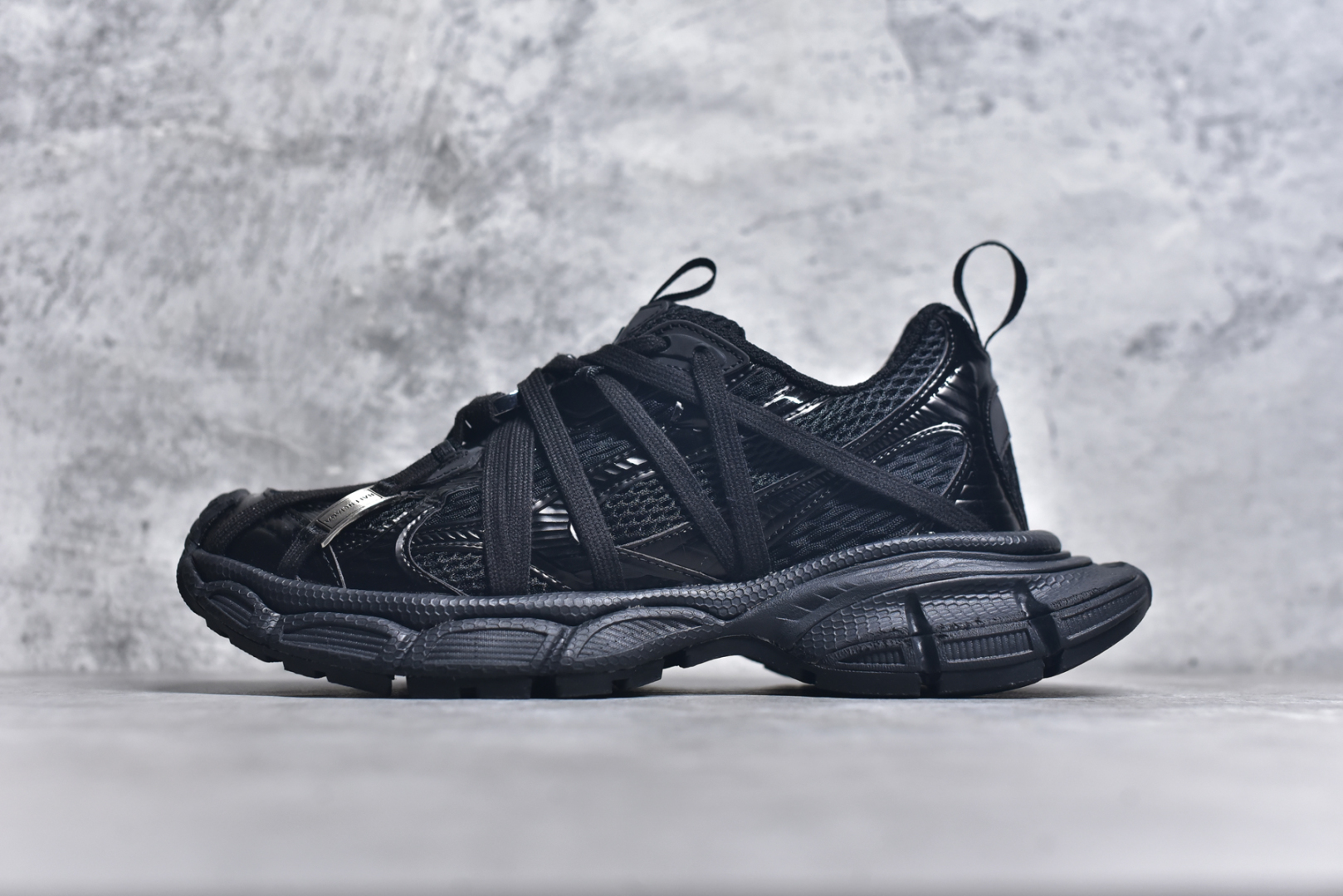 #BALENCIAGA 3XL Sneakers 巴黎世家十代网布系带低帮走秀复古老爹鞋 全套原纸板楦头开发 最原汁原味的灵魂版型 全鞋荧光划线卡点 胶水把控整洁度追求极致完美 每一双都是工艺品 多重QC质检 超越公司货的品控标准 实实在在的免检产品 原盒原配 正确字体电绣 粗细、位置、大小正确 侧边TPU 透气孔匹配意产原版 正确分离大底 TPU软底 原版一致大底LOGO 立体感十足 原厂皮料水洗做旧 采购原厂网纱 不含皮革 网布材料和聚氨酯 磨损效果 鞋头边缘和后帮 Balenciaga 徽标 鞋面和后跟凸印尺码 鞋舌 3XL 橡胶品牌标识和反光细节 鞋帮拉袢和鞋舌拉祥 配反光细节 备用鞋带在鞋履前侧 可在穿着前取下 便于不同造型搭配 正常尺码 尺码：35 36 37 38 39 40 41 42 43 44 45 46-选品中心
