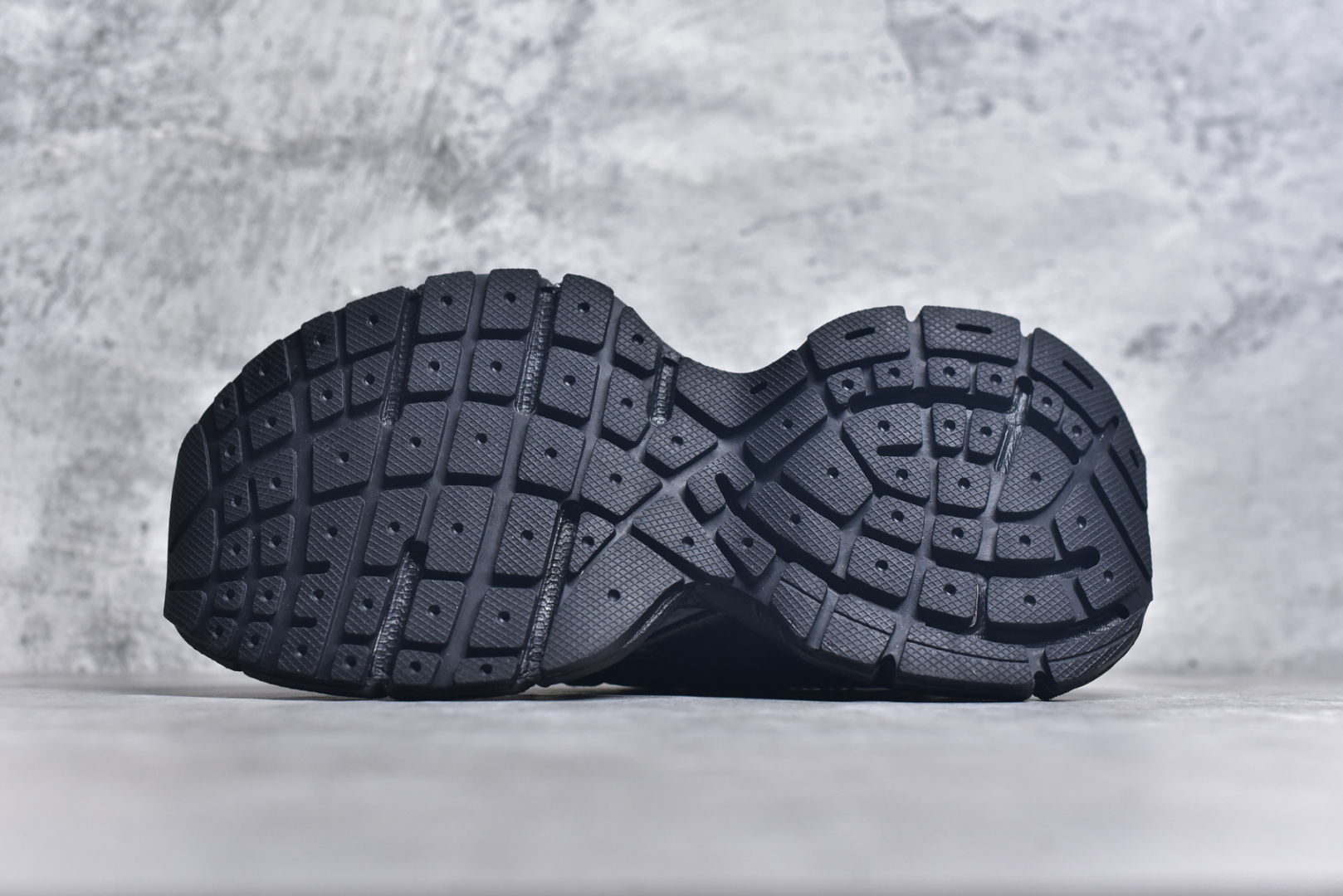 图片[6]-#BALENCIAGA 3XL Sneakers 巴黎世家十代网布系带低帮走秀复古老爹鞋 全套原纸板楦头开发 最原汁原味的灵魂版型 全鞋荧光划线卡点 胶水把控整洁度追求极致完美 每一双都是工艺品 多重QC质检 超越公司货的品控标准 实实在在的免检产品 原盒原配 正确字体电绣 粗细、位置、大小正确 侧边TPU 透气孔匹配意产原版 正确分离大底 TPU软底 原版一致大底LOGO 立体感十足 原厂皮料水洗做旧 采购原厂网纱 不含皮革 网布材料和聚氨酯 磨损效果 鞋头边缘和后帮 Balenciaga 徽标 鞋面和后跟凸印尺码 鞋舌 3XL 橡胶品牌标识和反光细节 鞋帮拉袢和鞋舌拉祥 配反光细节 备用鞋带在鞋履前侧 可在穿着前取下 便于不同造型搭配 正常尺码 尺码：35 36 37 38 39 40 41 42 43 44 45 46-选品中心