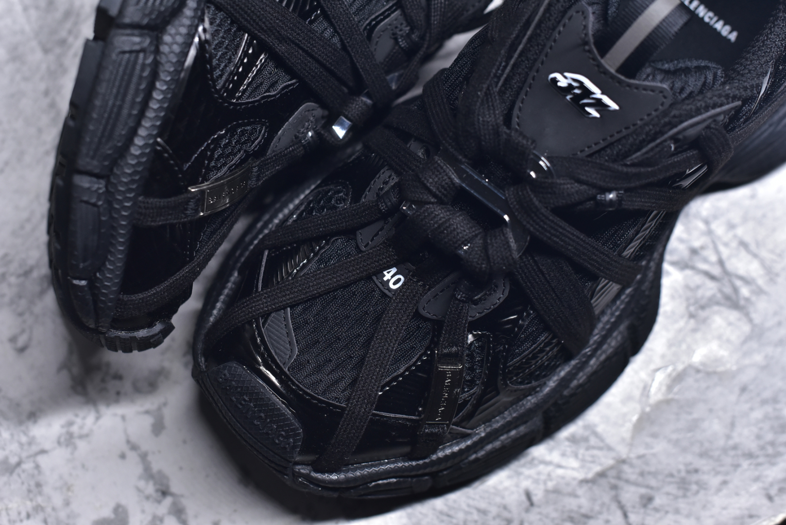 图片[8]-#BALENCIAGA 3XL Sneakers 巴黎世家十代网布系带低帮走秀复古老爹鞋 全套原纸板楦头开发 最原汁原味的灵魂版型 全鞋荧光划线卡点 胶水把控整洁度追求极致完美 每一双都是工艺品 多重QC质检 超越公司货的品控标准 实实在在的免检产品 原盒原配 正确字体电绣 粗细、位置、大小正确 侧边TPU 透气孔匹配意产原版 正确分离大底 TPU软底 原版一致大底LOGO 立体感十足 原厂皮料水洗做旧 采购原厂网纱 不含皮革 网布材料和聚氨酯 磨损效果 鞋头边缘和后帮 Balenciaga 徽标 鞋面和后跟凸印尺码 鞋舌 3XL 橡胶品牌标识和反光细节 鞋帮拉袢和鞋舌拉祥 配反光细节 备用鞋带在鞋履前侧 可在穿着前取下 便于不同造型搭配 正常尺码 尺码：35 36 37 38 39 40 41 42 43 44 45 46-选品中心