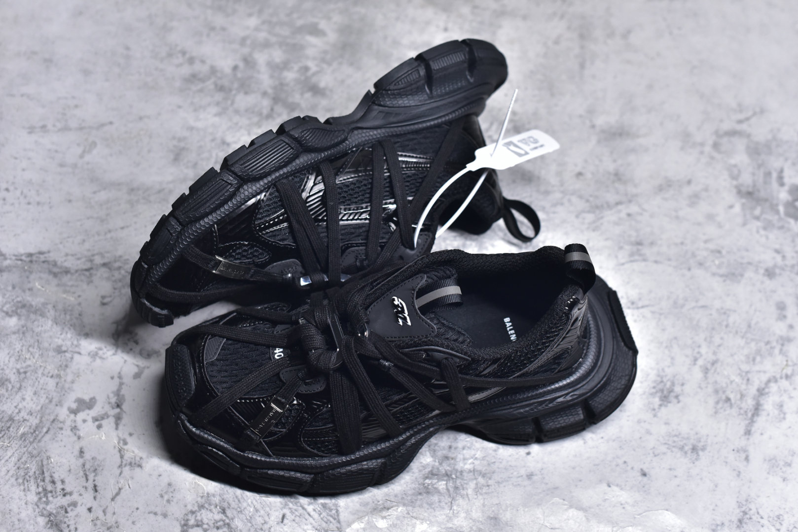 图片[7]-#BALENCIAGA 3XL Sneakers 巴黎世家十代网布系带低帮走秀复古老爹鞋 全套原纸板楦头开发 最原汁原味的灵魂版型 全鞋荧光划线卡点 胶水把控整洁度追求极致完美 每一双都是工艺品 多重QC质检 超越公司货的品控标准 实实在在的免检产品 原盒原配 正确字体电绣 粗细、位置、大小正确 侧边TPU 透气孔匹配意产原版 正确分离大底 TPU软底 原版一致大底LOGO 立体感十足 原厂皮料水洗做旧 采购原厂网纱 不含皮革 网布材料和聚氨酯 磨损效果 鞋头边缘和后帮 Balenciaga 徽标 鞋面和后跟凸印尺码 鞋舌 3XL 橡胶品牌标识和反光细节 鞋帮拉袢和鞋舌拉祥 配反光细节 备用鞋带在鞋履前侧 可在穿着前取下 便于不同造型搭配 正常尺码 尺码：35 36 37 38 39 40 41 42 43 44 45 46-选品中心