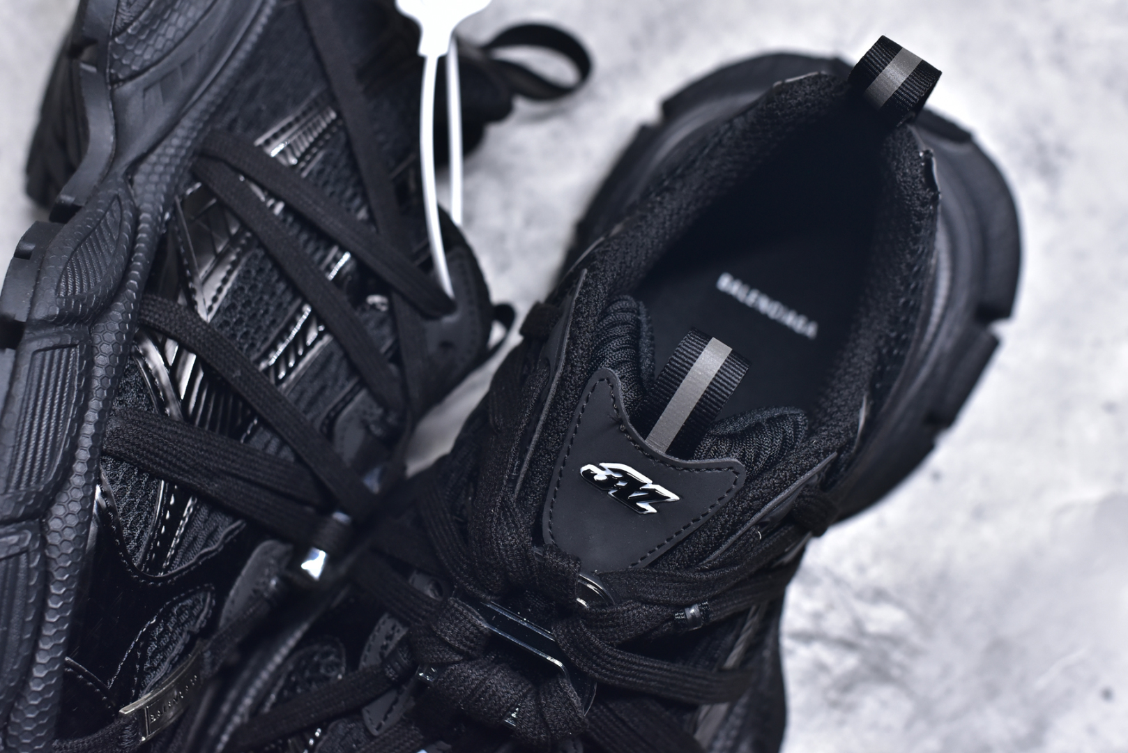 图片[9]-#BALENCIAGA 3XL Sneakers 巴黎世家十代网布系带低帮走秀复古老爹鞋 全套原纸板楦头开发 最原汁原味的灵魂版型 全鞋荧光划线卡点 胶水把控整洁度追求极致完美 每一双都是工艺品 多重QC质检 超越公司货的品控标准 实实在在的免检产品 原盒原配 正确字体电绣 粗细、位置、大小正确 侧边TPU 透气孔匹配意产原版 正确分离大底 TPU软底 原版一致大底LOGO 立体感十足 原厂皮料水洗做旧 采购原厂网纱 不含皮革 网布材料和聚氨酯 磨损效果 鞋头边缘和后帮 Balenciaga 徽标 鞋面和后跟凸印尺码 鞋舌 3XL 橡胶品牌标识和反光细节 鞋帮拉袢和鞋舌拉祥 配反光细节 备用鞋带在鞋履前侧 可在穿着前取下 便于不同造型搭配 正常尺码 尺码：35 36 37 38 39 40 41 42 43 44 45 46-选品中心
