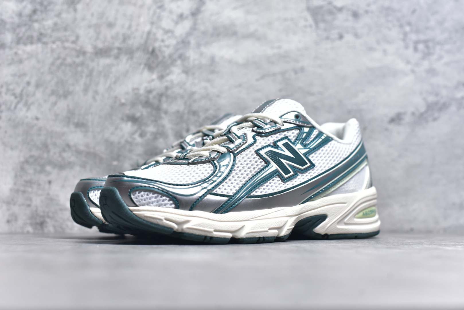 图片[2]-#New Balance MR740 NB新百伦系列复古老爹风休闲运动慢跑鞋 采用轻质牛剖革拼接透气网眼衬垫织物鞋面材质 T-Beam大底提供足步弓支撑 保持步态稳定#后跟搭载外露缓震胶 鞋身整体以各种深浅不一的灰色覆盖 鞋头以淡蓝色调装饰，网眼衬垫通过不规律的色块实现做旧的美感 泛黄的鞋底更是进一步增添了复古气息 尺码：36 37 37.5 38 38.5 39.5 40 40.5 41.5 42 42.5 43 44 45-选品中心