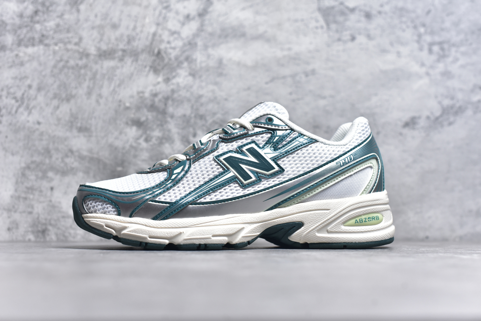 #New Balance MR740 NB新百伦系列复古老爹风休闲运动慢跑鞋 采用轻质牛剖革拼接透气网眼衬垫织物鞋面材质 T-Beam大底提供足步弓支撑 保持步态稳定#后跟搭载外露缓震胶 鞋身整体以各种深浅不一的灰色覆盖 鞋头以淡蓝色调装饰，网眼衬垫通过不规律的色块实现做旧的美感 泛黄的鞋底更是进一步增添了复古气息 尺码：36 37 37.5 38 38.5 39.5 40 40.5 41.5 42 42.5 43 44 45-选品中心