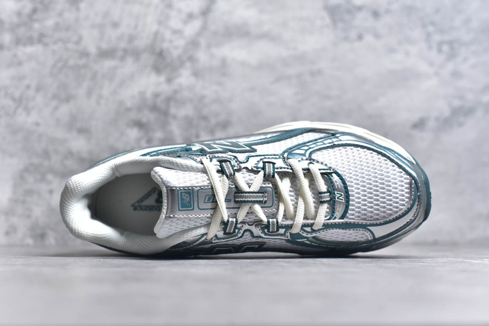 图片[4]-#New Balance MR740 NB新百伦系列复古老爹风休闲运动慢跑鞋 采用轻质牛剖革拼接透气网眼衬垫织物鞋面材质 T-Beam大底提供足步弓支撑 保持步态稳定#后跟搭载外露缓震胶 鞋身整体以各种深浅不一的灰色覆盖 鞋头以淡蓝色调装饰，网眼衬垫通过不规律的色块实现做旧的美感 泛黄的鞋底更是进一步增添了复古气息 尺码：36 37 37.5 38 38.5 39.5 40 40.5 41.5 42 42.5 43 44 45-选品中心