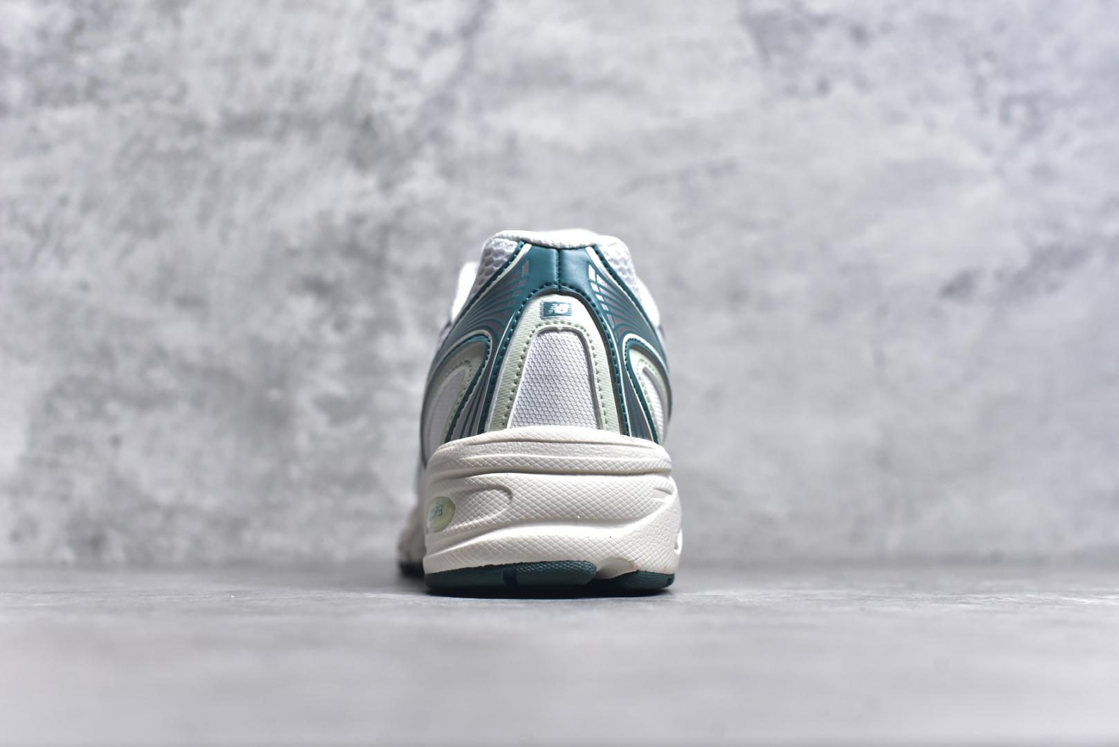 图片[5]-#New Balance MR740 NB新百伦系列复古老爹风休闲运动慢跑鞋 采用轻质牛剖革拼接透气网眼衬垫织物鞋面材质 T-Beam大底提供足步弓支撑 保持步态稳定#后跟搭载外露缓震胶 鞋身整体以各种深浅不一的灰色覆盖 鞋头以淡蓝色调装饰，网眼衬垫通过不规律的色块实现做旧的美感 泛黄的鞋底更是进一步增添了复古气息 尺码：36 37 37.5 38 38.5 39.5 40 40.5 41.5 42 42.5 43 44 45-选品中心