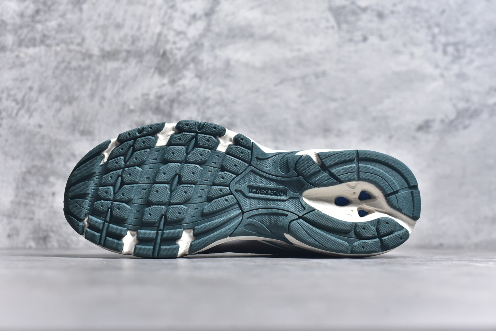 图片[6]-#New Balance MR740 NB新百伦系列复古老爹风休闲运动慢跑鞋 采用轻质牛剖革拼接透气网眼衬垫织物鞋面材质 T-Beam大底提供足步弓支撑 保持步态稳定#后跟搭载外露缓震胶 鞋身整体以各种深浅不一的灰色覆盖 鞋头以淡蓝色调装饰，网眼衬垫通过不规律的色块实现做旧的美感 泛黄的鞋底更是进一步增添了复古气息 尺码：36 37 37.5 38 38.5 39.5 40 40.5 41.5 42 42.5 43 44 45-选品中心