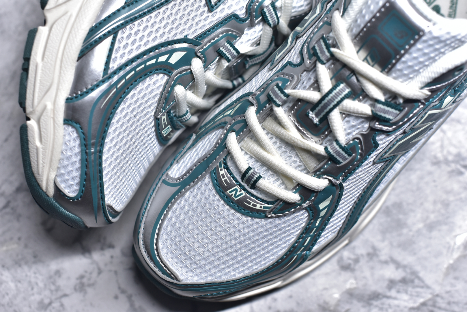 图片[8]-#New Balance MR740 NB新百伦系列复古老爹风休闲运动慢跑鞋 采用轻质牛剖革拼接透气网眼衬垫织物鞋面材质 T-Beam大底提供足步弓支撑 保持步态稳定#后跟搭载外露缓震胶 鞋身整体以各种深浅不一的灰色覆盖 鞋头以淡蓝色调装饰，网眼衬垫通过不规律的色块实现做旧的美感 泛黄的鞋底更是进一步增添了复古气息 尺码：36 37 37.5 38 38.5 39.5 40 40.5 41.5 42 42.5 43 44 45-选品中心