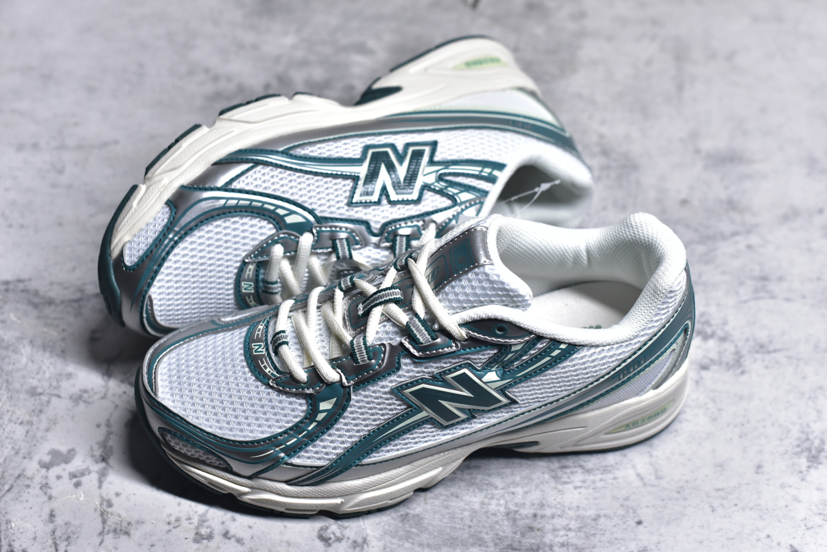 图片[7]-#New Balance MR740 NB新百伦系列复古老爹风休闲运动慢跑鞋 采用轻质牛剖革拼接透气网眼衬垫织物鞋面材质 T-Beam大底提供足步弓支撑 保持步态稳定#后跟搭载外露缓震胶 鞋身整体以各种深浅不一的灰色覆盖 鞋头以淡蓝色调装饰，网眼衬垫通过不规律的色块实现做旧的美感 泛黄的鞋底更是进一步增添了复古气息 尺码：36 37 37.5 38 38.5 39.5 40 40.5 41.5 42 42.5 43 44 45-选品中心