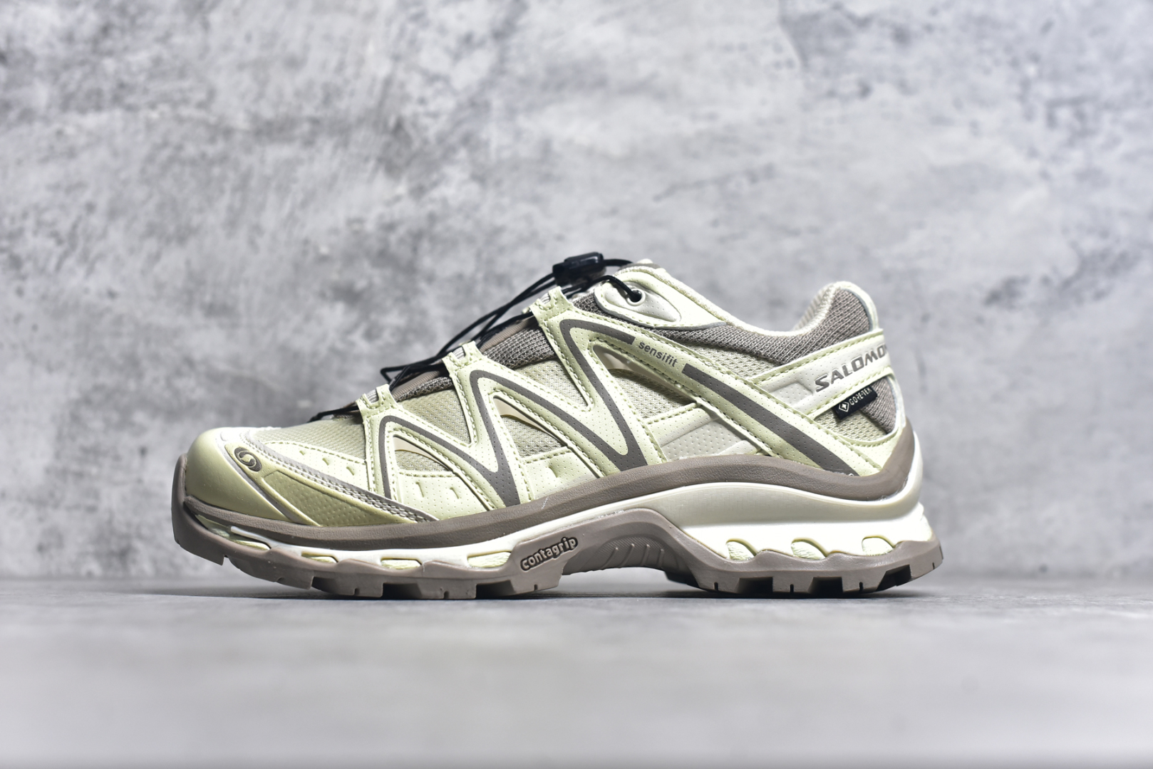 #Salomon XT-QUEST ADV 萨洛蒙情侣款户外机能鞋 淡绿色 477809 全新工厂出品 升级品质 全鞋改进为原厂一致材料打造 全新修长鞋型 版型正 全新玻璃冲刀 清洁度提升 中底带数字钢印 网面与鞋头材料校对一致无色差 鞋盒同步原版牛皮纸鞋盒 鞋头处添加☯️太极标 细节多次修改校正 坚持同步原版无差别 终端优势供应 尺码：36 36.5 37.5 38 38.5 39 40 40.5 41 42 42.5 43 44 44.5 45-选品中心