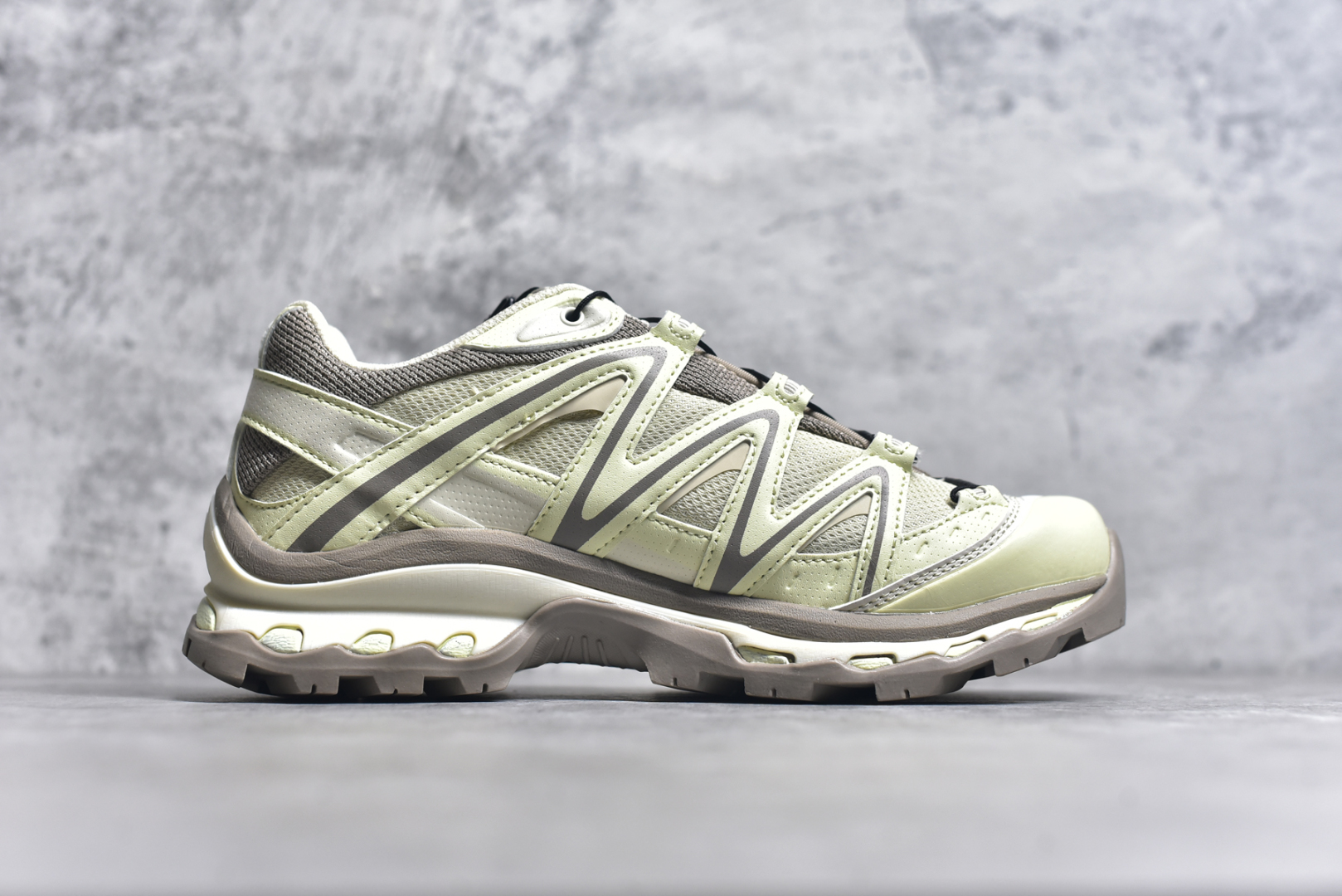 图片[3]-#Salomon XT-QUEST ADV 萨洛蒙情侣款户外机能鞋 淡绿色 477809 全新工厂出品 升级品质 全鞋改进为原厂一致材料打造 全新修长鞋型 版型正 全新玻璃冲刀 清洁度提升 中底带数字钢印 网面与鞋头材料校对一致无色差 鞋盒同步原版牛皮纸鞋盒 鞋头处添加☯️太极标 细节多次修改校正 坚持同步原版无差别 终端优势供应 尺码：36 36.5 37.5 38 38.5 39 40 40.5 41 42 42.5 43 44 44.5 45-选品中心