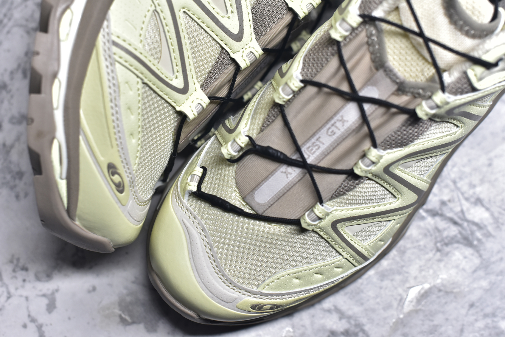 图片[8]-#Salomon XT-QUEST ADV 萨洛蒙情侣款户外机能鞋 淡绿色 477809 全新工厂出品 升级品质 全鞋改进为原厂一致材料打造 全新修长鞋型 版型正 全新玻璃冲刀 清洁度提升 中底带数字钢印 网面与鞋头材料校对一致无色差 鞋盒同步原版牛皮纸鞋盒 鞋头处添加☯️太极标 细节多次修改校正 坚持同步原版无差别 终端优势供应 尺码：36 36.5 37.5 38 38.5 39 40 40.5 41 42 42.5 43 44 44.5 45-选品中心