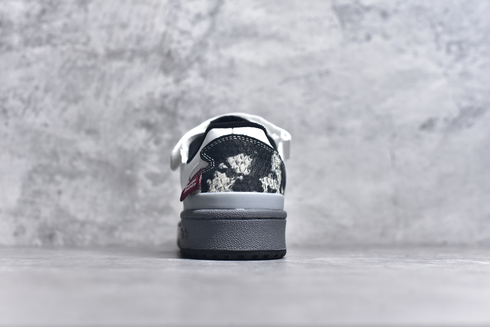 图片[5]-#AD Forum 84 Low OG 低帮百搭潮流休闲运动板鞋 FY7757 以复古篮球鞋的外形为基础 采用皮革拼接 简约百搭 更加贴合舒适 中底内侧网格造型起到点睛之笔 外底橡胶 更显复古 尺码：36 36.5 37.5 38 38.5 39 40 40.5 41 42 42.5 43 44 44.5 45-选品中心