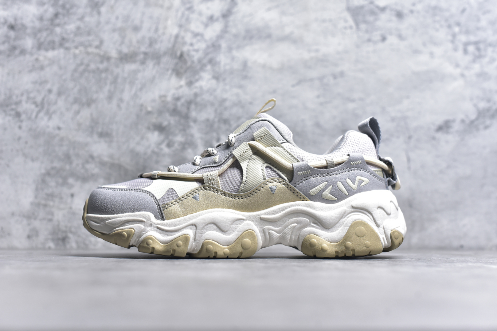 #FILA PEASE 斐乐豌豆鞋舒适百搭防滑耐磨低帮生活休闲鞋老爹鞋 FILA的植物系穿搭深谙潮流之道，Clean-Fit的清新风格深深影响着City Boys & Girls。豌豆鞋的外观可谓一眼入魂，设计灵感来源于豌豆荚碱水面包，在鞋廓形保留薄款面包鞋DNA的基础上，发展并创新“面包鞋”风格，如垂挂豆子的鞋面，双层双色中底的鞋底都为这双鞋增添了独特的辨识度。独有的圆鼓豌豆形鞋面设计，鞋面革料做鼓，犹如一颗颗垂挂的豆子，圆润可爱，充满趣味；双层豌豆荚中底设计上层轻能发泡豆荚，下层柔能发泡豌豆形中底，打造圆润软弹、形象有趣的豌豆荚中底。饱满的外形带来温暖质感，上脚圆润，凸显腿部线条，时尚百搭。作为今年秋冬的出街鞋款，实在太合适不过了。豌豆鞋不仅外观令人过目不忘，并且脚感出众，独家的发泡材料提供了轻质软弹的舒适度，即便日行两万步也不会觉得疲惫，同时适应各种穿着场合，轻松搭配各种服饰。尺码：36 36.5 37.5 38 38.5 39 40 40.5 41 42 42.5 43 44 44.5 45-选品中心