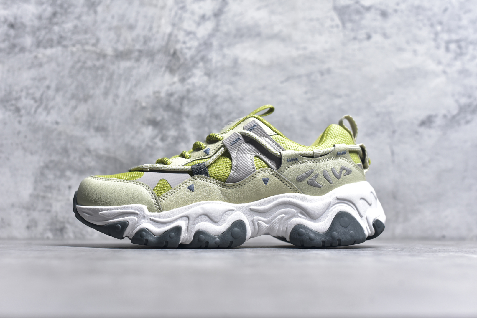#FILA PEASE 斐乐豌豆鞋舒适百搭防滑耐磨低帮生活休闲鞋老爹鞋 FILA的植物系穿搭深谙潮流之道，Clean-Fit的清新风格深深影响着City Boys & Girls。豌豆鞋的外观可谓一眼入魂，设计灵感来源于豌豆荚碱水面包，在鞋廓形保留薄款面包鞋DNA的基础上，发展并创新“面包鞋”风格，如垂挂豆子的鞋面，双层双色中底的鞋底都为这双鞋增添了独特的辨识度。独有的圆鼓豌豆形鞋面设计，鞋面革料做鼓，犹如一颗颗垂挂的豆子，圆润可爱，充满趣味；双层豌豆荚中底设计上层轻能发泡豆荚，下层柔能发泡豌豆形中底，打造圆润软弹、形象有趣的豌豆荚中底。饱满的外形带来温暖质感，上脚圆润，凸显腿部线条，时尚百搭。作为今年秋冬的出街鞋款，实在太合适不过了。豌豆鞋不仅外观令人过目不忘，并且脚感出众，独家的发泡材料提供了轻质软弹的舒适度，即便日行两万步也不会觉得疲惫，同时适应各种穿着场合，轻松搭配各种服饰。尺码：36 36.5 37.5 38 38.5 39 40 40.5 41 42 42.5 43 44 44.5 45-选品中心