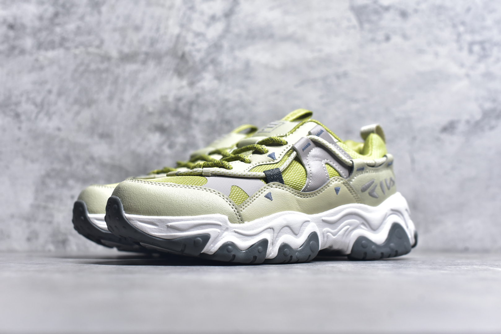 图片[2]-#FILA PEASE 斐乐豌豆鞋舒适百搭防滑耐磨低帮生活休闲鞋老爹鞋 FILA的植物系穿搭深谙潮流之道，Clean-Fit的清新风格深深影响着City Boys & Girls。豌豆鞋的外观可谓一眼入魂，设计灵感来源于豌豆荚碱水面包，在鞋廓形保留薄款面包鞋DNA的基础上，发展并创新“面包鞋”风格，如垂挂豆子的鞋面，双层双色中底的鞋底都为这双鞋增添了独特的辨识度。独有的圆鼓豌豆形鞋面设计，鞋面革料做鼓，犹如一颗颗垂挂的豆子，圆润可爱，充满趣味；双层豌豆荚中底设计上层轻能发泡豆荚，下层柔能发泡豌豆形中底，打造圆润软弹、形象有趣的豌豆荚中底。饱满的外形带来温暖质感，上脚圆润，凸显腿部线条，时尚百搭。作为今年秋冬的出街鞋款，实在太合适不过了。豌豆鞋不仅外观令人过目不忘，并且脚感出众，独家的发泡材料提供了轻质软弹的舒适度，即便日行两万步也不会觉得疲惫，同时适应各种穿着场合，轻松搭配各种服饰。尺码：36 36.5 37.5 38 38.5 39 40 40.5 41 42 42.5 43 44 44.5 45-选品中心
