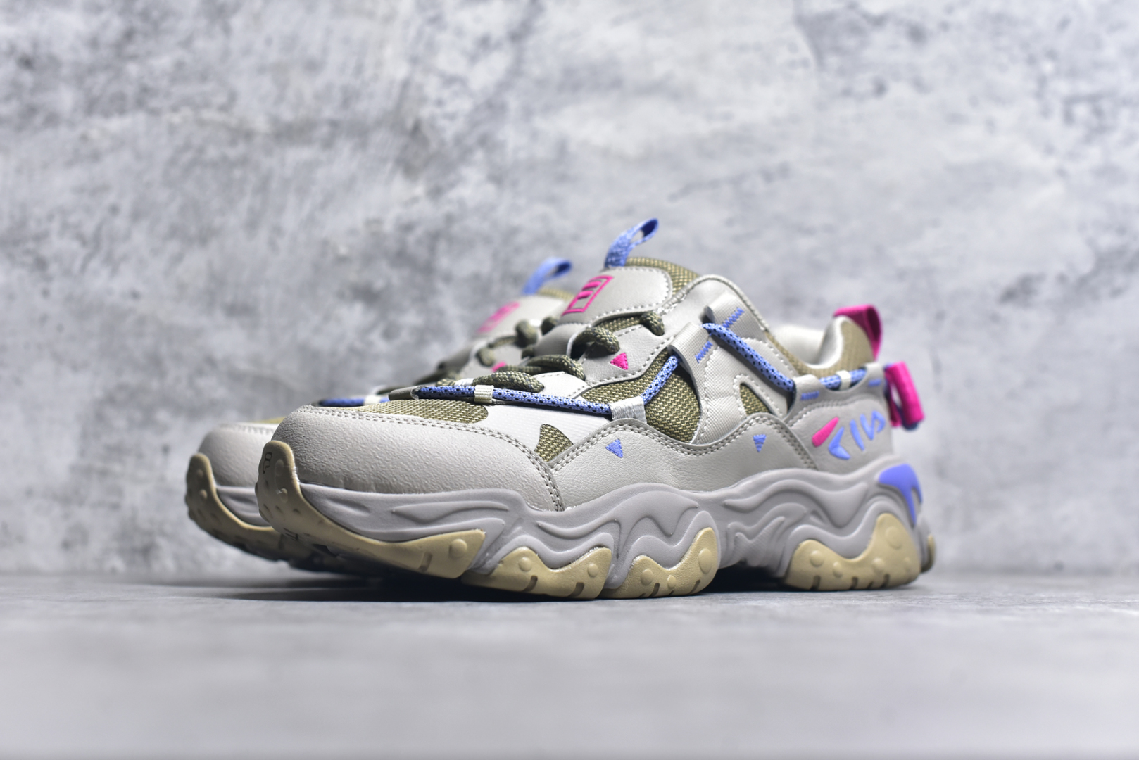 图片[2]-#FILA PEASE 斐乐豌豆鞋舒适百搭防滑耐磨低帮生活休闲鞋老爹鞋 FILA的植物系穿搭深谙潮流之道，Clean-Fit的清新风格深深影响着City Boys & Girls。豌豆鞋的外观可谓一眼入魂，设计灵感来源于豌豆荚碱水面包，在鞋廓形保留薄款面包鞋DNA的基础上，发展并创新“面包鞋”风格，如垂挂豆子的鞋面，双层双色中底的鞋底都为这双鞋增添了独特的辨识度。独有的圆鼓豌豆形鞋面设计，鞋面革料做鼓，犹如一颗颗垂挂的豆子，圆润可爱，充满趣味；双层豌豆荚中底设计上层轻能发泡豆荚，下层柔能发泡豌豆形中底，打造圆润软弹、形象有趣的豌豆荚中底。饱满的外形带来温暖质感，上脚圆润，凸显腿部线条，时尚百搭。作为今年秋冬的出街鞋款，实在太合适不过了。豌豆鞋不仅外观令人过目不忘，并且脚感出众，独家的发泡材料提供了轻质软弹的舒适度，即便日行两万步也不会觉得疲惫，同时适应各种穿着场合，轻松搭配各种服饰。尺码：36 36.5 37.5 38 38.5 39 40 40.5 41 42 42.5 43 44 44.5 45-选品中心