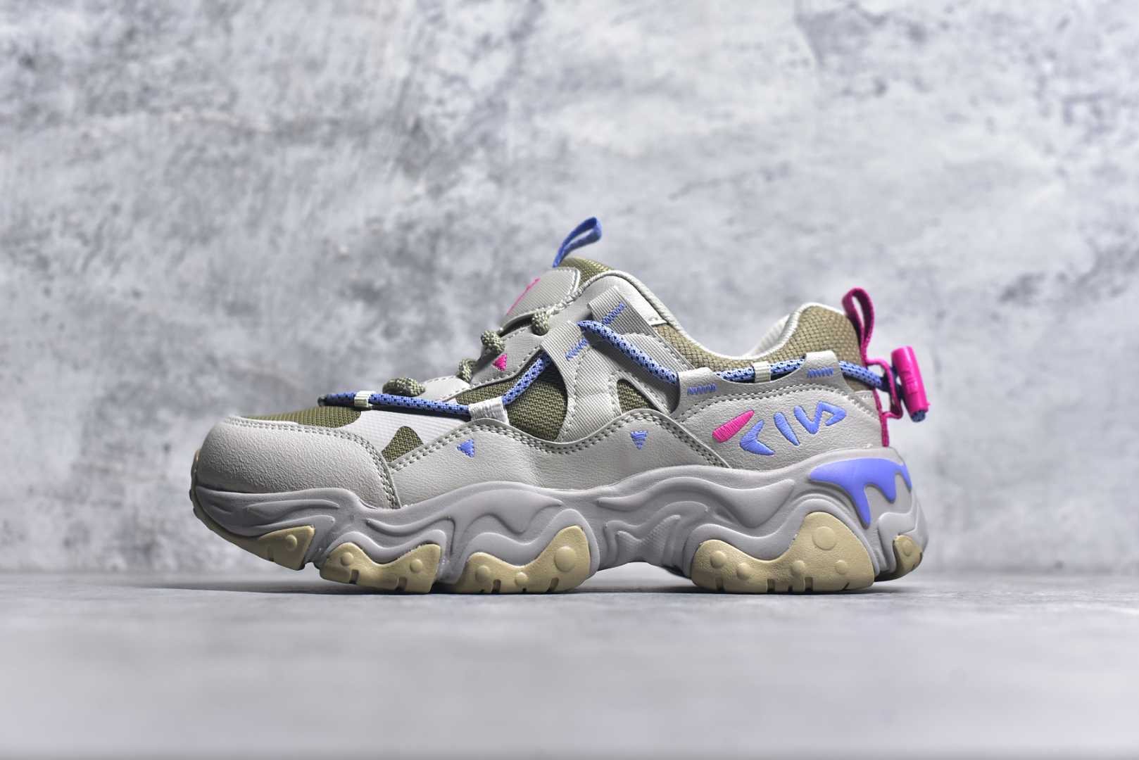 #FILA PEASE 斐乐豌豆鞋舒适百搭防滑耐磨低帮生活休闲鞋老爹鞋 FILA的植物系穿搭深谙潮流之道，Clean-Fit的清新风格深深影响着City Boys & Girls。豌豆鞋的外观可谓一眼入魂，设计灵感来源于豌豆荚碱水面包，在鞋廓形保留薄款面包鞋DNA的基础上，发展并创新“面包鞋”风格，如垂挂豆子的鞋面，双层双色中底的鞋底都为这双鞋增添了独特的辨识度。独有的圆鼓豌豆形鞋面设计，鞋面革料做鼓，犹如一颗颗垂挂的豆子，圆润可爱，充满趣味；双层豌豆荚中底设计上层轻能发泡豆荚，下层柔能发泡豌豆形中底，打造圆润软弹、形象有趣的豌豆荚中底。饱满的外形带来温暖质感，上脚圆润，凸显腿部线条，时尚百搭。作为今年秋冬的出街鞋款，实在太合适不过了。豌豆鞋不仅外观令人过目不忘，并且脚感出众，独家的发泡材料提供了轻质软弹的舒适度，即便日行两万步也不会觉得疲惫，同时适应各种穿着场合，轻松搭配各种服饰。尺码：36 36.5 37.5 38 38.5 39 40 40.5 41 42 42.5 43 44 44.5 45-选品中心
