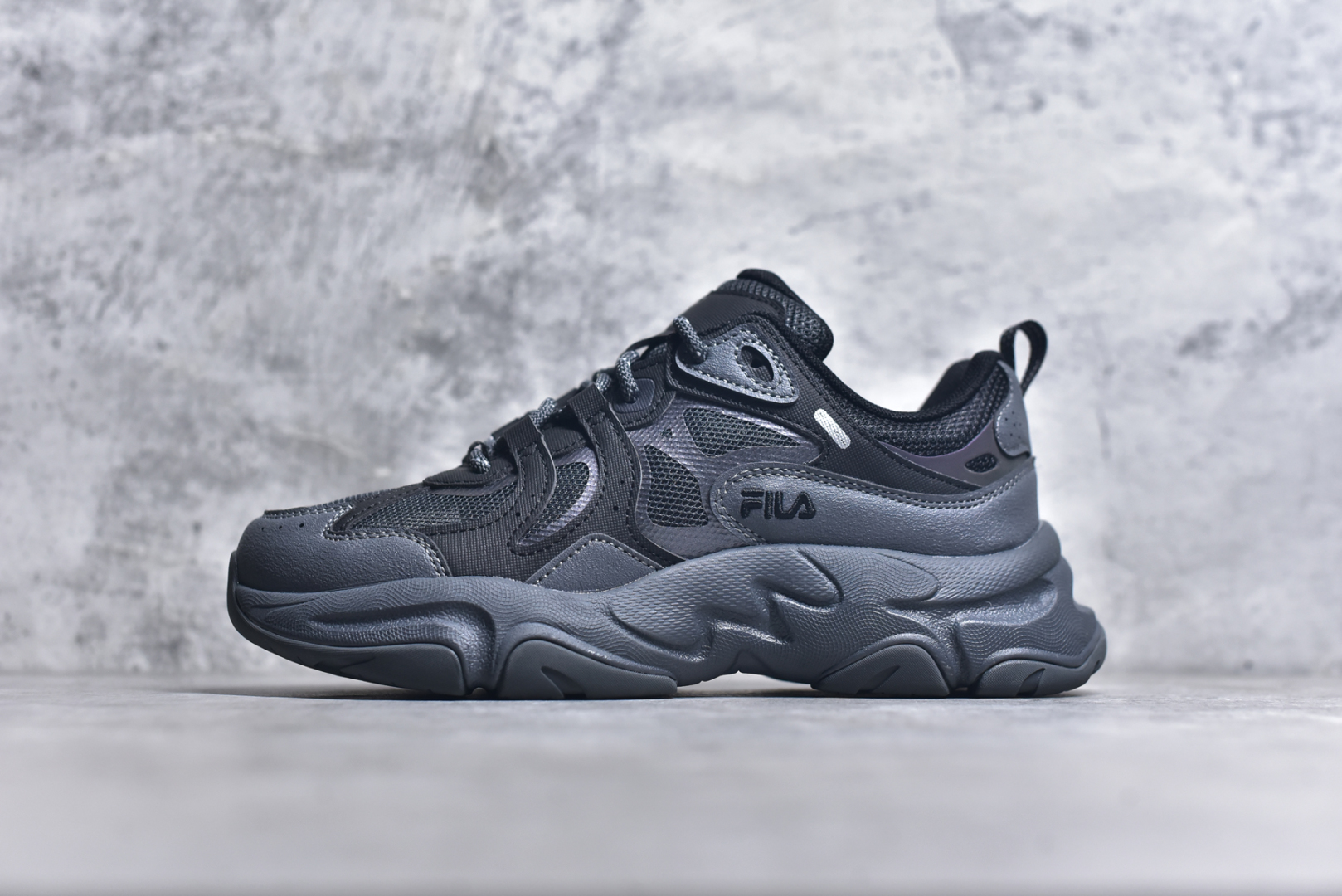 #FILA PEASE 斐乐豌豆鞋舒适百搭防滑耐磨低帮生活休闲鞋老爹鞋 FILA的植物系穿搭深谙潮流之道，Clean-Fit的清新风格深深影响着City Boys & Girls。豌豆鞋的外观可谓一眼入魂，设计灵感来源于豌豆荚碱水面包，在鞋廓形保留薄款面包鞋DNA的基础上，发展并创新“面包鞋”风格，如垂挂豆子的鞋面，双层双色中底的鞋底都为这双鞋增添了独特的辨识度。独有的圆鼓豌豆形鞋面设计，鞋面革料做鼓，犹如一颗颗垂挂的豆子，圆润可爱，充满趣味；双层豌豆荚中底设计上层轻能发泡豆荚，下层柔能发泡豌豆形中底，打造圆润软弹、形象有趣的豌豆荚中底。饱满的外形带来温暖质感，上脚圆润，凸显腿部线条，时尚百搭。作为今年秋冬的出街鞋款，实在太合适不过了。豌豆鞋不仅外观令人过目不忘，并且脚感出众，独家的发泡材料提供了轻质软弹的舒适度，即便日行两万步也不会觉得疲惫，同时适应各种穿着场合，轻松搭配各种服饰。尺码：36 36.5 37.5 38 38.5 39 40 40.5 41 42 42.5 43 44 44.5 45-选品中心