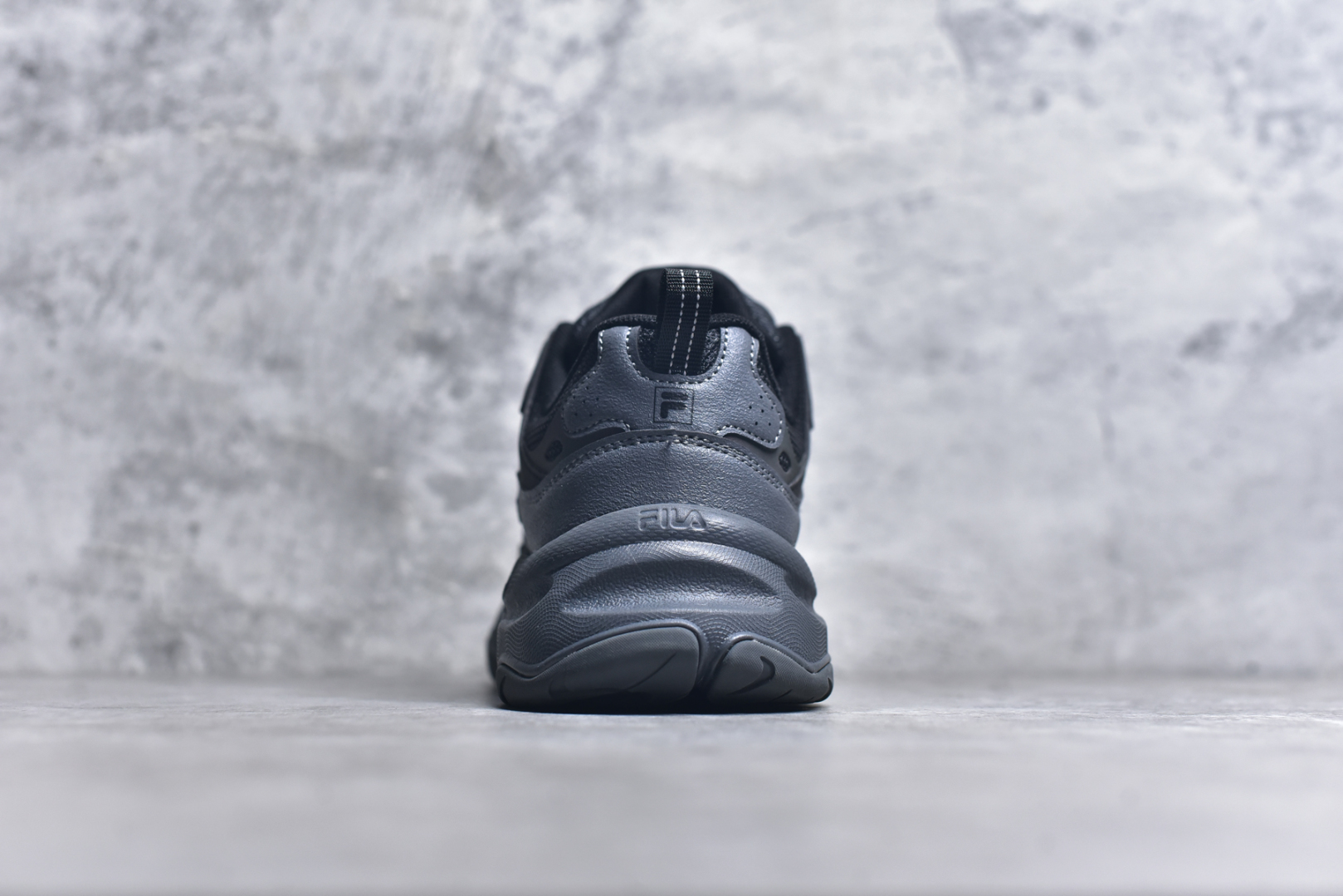 图片[5]-#FILA PEASE 斐乐豌豆鞋舒适百搭防滑耐磨低帮生活休闲鞋老爹鞋 FILA的植物系穿搭深谙潮流之道，Clean-Fit的清新风格深深影响着City Boys & Girls。豌豆鞋的外观可谓一眼入魂，设计灵感来源于豌豆荚碱水面包，在鞋廓形保留薄款面包鞋DNA的基础上，发展并创新“面包鞋”风格，如垂挂豆子的鞋面，双层双色中底的鞋底都为这双鞋增添了独特的辨识度。独有的圆鼓豌豆形鞋面设计，鞋面革料做鼓，犹如一颗颗垂挂的豆子，圆润可爱，充满趣味；双层豌豆荚中底设计上层轻能发泡豆荚，下层柔能发泡豌豆形中底，打造圆润软弹、形象有趣的豌豆荚中底。饱满的外形带来温暖质感，上脚圆润，凸显腿部线条，时尚百搭。作为今年秋冬的出街鞋款，实在太合适不过了。豌豆鞋不仅外观令人过目不忘，并且脚感出众，独家的发泡材料提供了轻质软弹的舒适度，即便日行两万步也不会觉得疲惫，同时适应各种穿着场合，轻松搭配各种服饰。尺码：36 36.5 37.5 38 38.5 39 40 40.5 41 42 42.5 43 44 44.5 45-选品中心