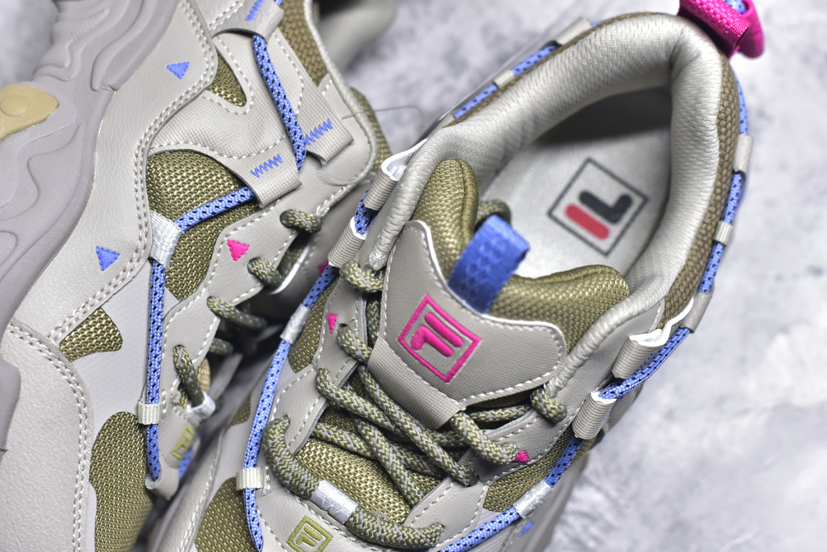 图片[9]-#FILA PEASE 斐乐豌豆鞋舒适百搭防滑耐磨低帮生活休闲鞋老爹鞋 FILA的植物系穿搭深谙潮流之道，Clean-Fit的清新风格深深影响着City Boys & Girls。豌豆鞋的外观可谓一眼入魂，设计灵感来源于豌豆荚碱水面包，在鞋廓形保留薄款面包鞋DNA的基础上，发展并创新“面包鞋”风格，如垂挂豆子的鞋面，双层双色中底的鞋底都为这双鞋增添了独特的辨识度。独有的圆鼓豌豆形鞋面设计，鞋面革料做鼓，犹如一颗颗垂挂的豆子，圆润可爱，充满趣味；双层豌豆荚中底设计上层轻能发泡豆荚，下层柔能发泡豌豆形中底，打造圆润软弹、形象有趣的豌豆荚中底。饱满的外形带来温暖质感，上脚圆润，凸显腿部线条，时尚百搭。作为今年秋冬的出街鞋款，实在太合适不过了。豌豆鞋不仅外观令人过目不忘，并且脚感出众，独家的发泡材料提供了轻质软弹的舒适度，即便日行两万步也不会觉得疲惫，同时适应各种穿着场合，轻松搭配各种服饰。尺码：36 36.5 37.5 38 38.5 39 40 40.5 41 42 42.5 43 44 44.5 45-选品中心