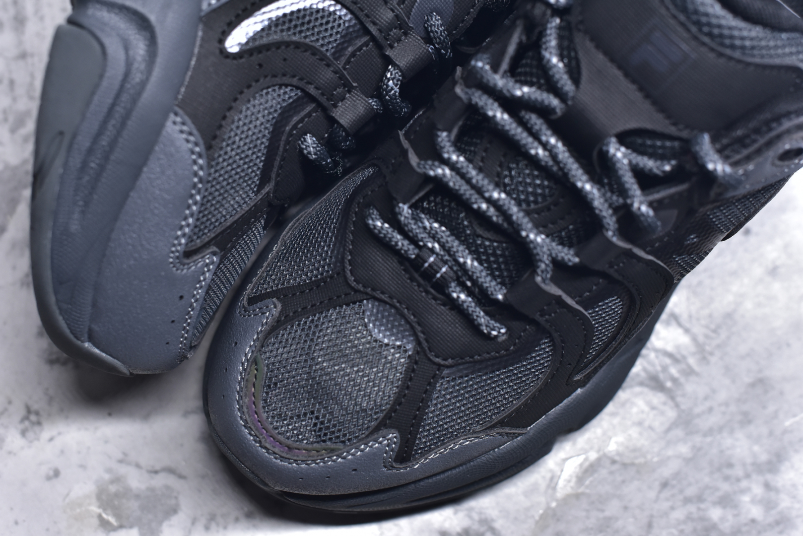 图片[8]-#FILA PEASE 斐乐豌豆鞋舒适百搭防滑耐磨低帮生活休闲鞋老爹鞋 FILA的植物系穿搭深谙潮流之道，Clean-Fit的清新风格深深影响着City Boys & Girls。豌豆鞋的外观可谓一眼入魂，设计灵感来源于豌豆荚碱水面包，在鞋廓形保留薄款面包鞋DNA的基础上，发展并创新“面包鞋”风格，如垂挂豆子的鞋面，双层双色中底的鞋底都为这双鞋增添了独特的辨识度。独有的圆鼓豌豆形鞋面设计，鞋面革料做鼓，犹如一颗颗垂挂的豆子，圆润可爱，充满趣味；双层豌豆荚中底设计上层轻能发泡豆荚，下层柔能发泡豌豆形中底，打造圆润软弹、形象有趣的豌豆荚中底。饱满的外形带来温暖质感，上脚圆润，凸显腿部线条，时尚百搭。作为今年秋冬的出街鞋款，实在太合适不过了。豌豆鞋不仅外观令人过目不忘，并且脚感出众，独家的发泡材料提供了轻质软弹的舒适度，即便日行两万步也不会觉得疲惫，同时适应各种穿着场合，轻松搭配各种服饰。尺码：36 36.5 37.5 38 38.5 39 40 40.5 41 42 42.5 43 44 44.5 45-选品中心