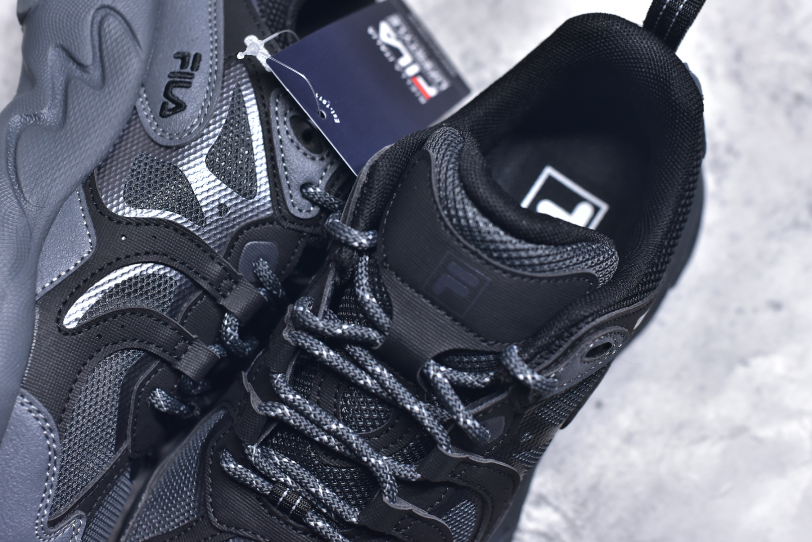 图片[9]-#FILA PEASE 斐乐豌豆鞋舒适百搭防滑耐磨低帮生活休闲鞋老爹鞋 FILA的植物系穿搭深谙潮流之道，Clean-Fit的清新风格深深影响着City Boys & Girls。豌豆鞋的外观可谓一眼入魂，设计灵感来源于豌豆荚碱水面包，在鞋廓形保留薄款面包鞋DNA的基础上，发展并创新“面包鞋”风格，如垂挂豆子的鞋面，双层双色中底的鞋底都为这双鞋增添了独特的辨识度。独有的圆鼓豌豆形鞋面设计，鞋面革料做鼓，犹如一颗颗垂挂的豆子，圆润可爱，充满趣味；双层豌豆荚中底设计上层轻能发泡豆荚，下层柔能发泡豌豆形中底，打造圆润软弹、形象有趣的豌豆荚中底。饱满的外形带来温暖质感，上脚圆润，凸显腿部线条，时尚百搭。作为今年秋冬的出街鞋款，实在太合适不过了。豌豆鞋不仅外观令人过目不忘，并且脚感出众，独家的发泡材料提供了轻质软弹的舒适度，即便日行两万步也不会觉得疲惫，同时适应各种穿着场合，轻松搭配各种服饰。尺码：36 36.5 37.5 38 38.5 39 40 40.5 41 42 42.5 43 44 44.5 45-选品中心