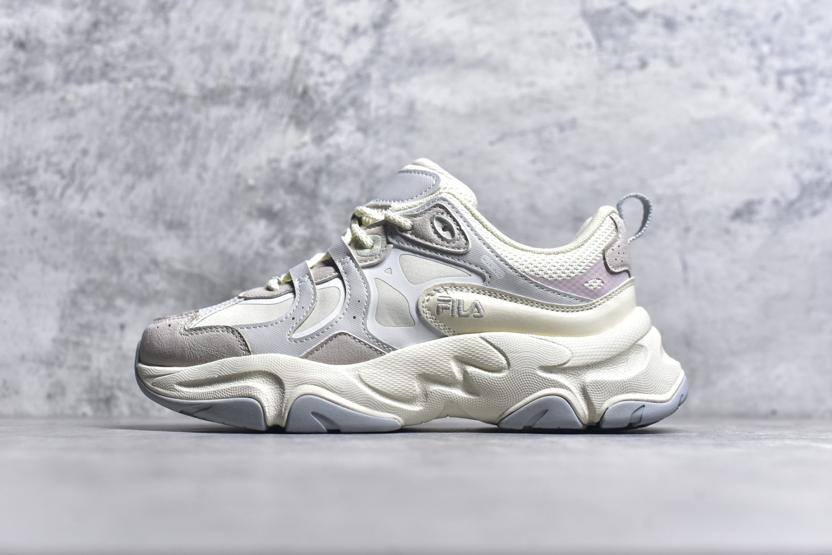 #FILA PEASE 斐乐豌豆鞋舒适百搭防滑耐磨低帮生活休闲鞋老爹鞋 FILA的植物系穿搭深谙潮流之道，Clean-Fit的清新风格深深影响着City Boys & Girls。豌豆鞋的外观可谓一眼入魂，设计灵感来源于豌豆荚碱水面包，在鞋廓形保留薄款面包鞋DNA的基础上，发展并创新“面包鞋”风格，如垂挂豆子的鞋面，双层双色中底的鞋底都为这双鞋增添了独特的辨识度。独有的圆鼓豌豆形鞋面设计，鞋面革料做鼓，犹如一颗颗垂挂的豆子，圆润可爱，充满趣味；双层豌豆荚中底设计上层轻能发泡豆荚，下层柔能发泡豌豆形中底，打造圆润软弹、形象有趣的豌豆荚中底。饱满的外形带来温暖质感，上脚圆润，凸显腿部线条，时尚百搭。作为今年秋冬的出街鞋款，实在太合适不过了。豌豆鞋不仅外观令人过目不忘，并且脚感出众，独家的发泡材料提供了轻质软弹的舒适度，即便日行两万步也不会觉得疲惫，同时适应各种穿着场合，轻松搭配各种服饰。尺码：36 36.5 37.5 38 38.5 39 40 40.5 41 42 42.5 43 44 44.5 45-选品中心
