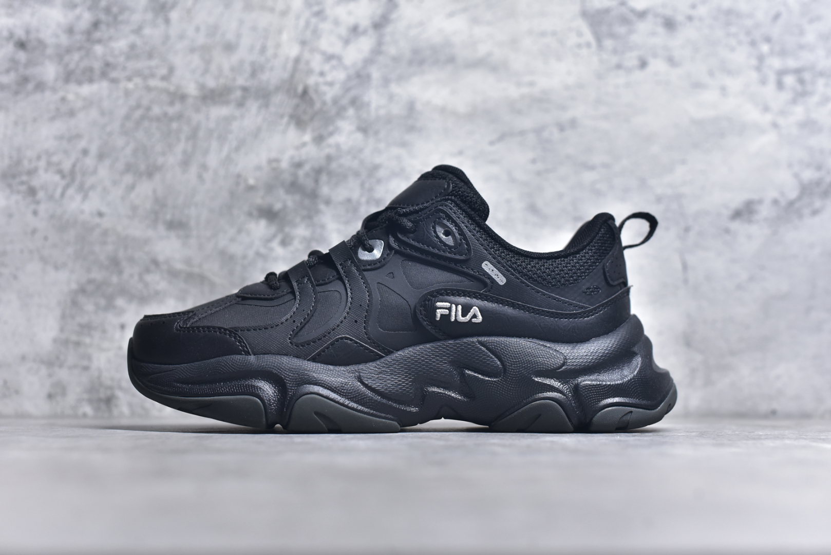 #FILA PEASE 斐乐豌豆鞋舒适百搭防滑耐磨低帮生活休闲鞋老爹鞋 FILA的植物系穿搭深谙潮流之道，Clean-Fit的清新风格深深影响着City Boys & Girls。豌豆鞋的外观可谓一眼入魂，设计灵感来源于豌豆荚碱水面包，在鞋廓形保留薄款面包鞋DNA的基础上，发展并创新“面包鞋”风格，如垂挂豆子的鞋面，双层双色中底的鞋底都为这双鞋增添了独特的辨识度。独有的圆鼓豌豆形鞋面设计，鞋面革料做鼓，犹如一颗颗垂挂的豆子，圆润可爱，充满趣味；双层豌豆荚中底设计上层轻能发泡豆荚，下层柔能发泡豌豆形中底，打造圆润软弹、形象有趣的豌豆荚中底。饱满的外形带来温暖质感，上脚圆润，凸显腿部线条，时尚百搭。作为今年秋冬的出街鞋款，实在太合适不过了。豌豆鞋不仅外观令人过目不忘，并且脚感出众，独家的发泡材料提供了轻质软弹的舒适度，即便日行两万步也不会觉得疲惫，同时适应各种穿着场合，轻松搭配各种服饰。尺码：36 36.5 37.5 38 38.5 39 40 40.5 41 42 42.5 43 44 44.5 45-选品中心