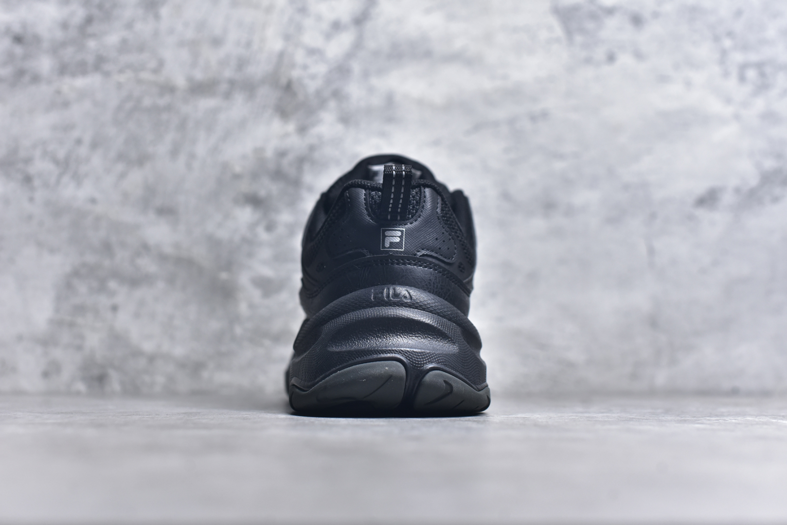 图片[5]-#FILA PEASE 斐乐豌豆鞋舒适百搭防滑耐磨低帮生活休闲鞋老爹鞋 FILA的植物系穿搭深谙潮流之道，Clean-Fit的清新风格深深影响着City Boys & Girls。豌豆鞋的外观可谓一眼入魂，设计灵感来源于豌豆荚碱水面包，在鞋廓形保留薄款面包鞋DNA的基础上，发展并创新“面包鞋”风格，如垂挂豆子的鞋面，双层双色中底的鞋底都为这双鞋增添了独特的辨识度。独有的圆鼓豌豆形鞋面设计，鞋面革料做鼓，犹如一颗颗垂挂的豆子，圆润可爱，充满趣味；双层豌豆荚中底设计上层轻能发泡豆荚，下层柔能发泡豌豆形中底，打造圆润软弹、形象有趣的豌豆荚中底。饱满的外形带来温暖质感，上脚圆润，凸显腿部线条，时尚百搭。作为今年秋冬的出街鞋款，实在太合适不过了。豌豆鞋不仅外观令人过目不忘，并且脚感出众，独家的发泡材料提供了轻质软弹的舒适度，即便日行两万步也不会觉得疲惫，同时适应各种穿着场合，轻松搭配各种服饰。尺码：36 36.5 37.5 38 38.5 39 40 40.5 41 42 42.5 43 44 44.5 45-选品中心