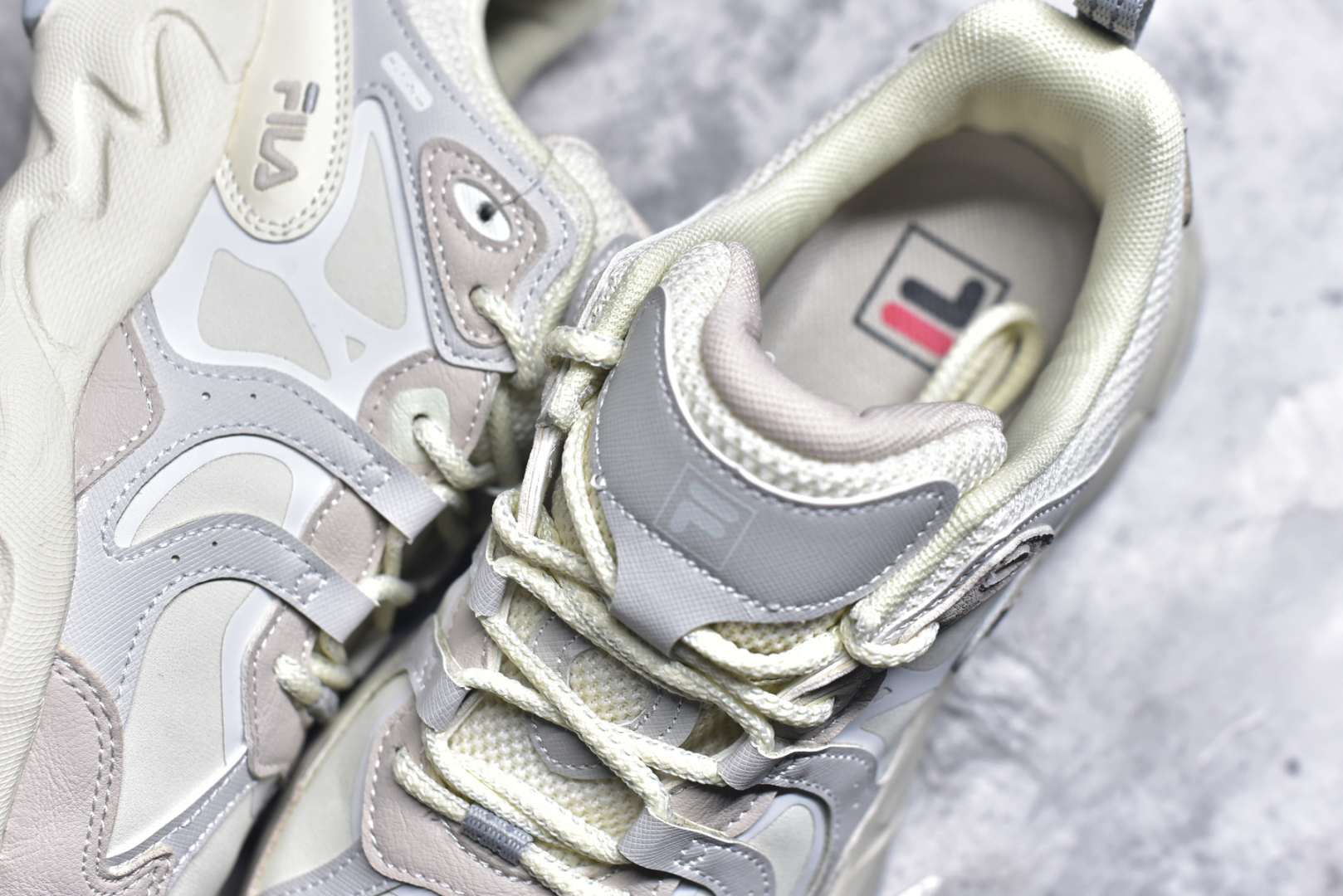 图片[9]-#FILA PEASE 斐乐豌豆鞋舒适百搭防滑耐磨低帮生活休闲鞋老爹鞋 FILA的植物系穿搭深谙潮流之道，Clean-Fit的清新风格深深影响着City Boys & Girls。豌豆鞋的外观可谓一眼入魂，设计灵感来源于豌豆荚碱水面包，在鞋廓形保留薄款面包鞋DNA的基础上，发展并创新“面包鞋”风格，如垂挂豆子的鞋面，双层双色中底的鞋底都为这双鞋增添了独特的辨识度。独有的圆鼓豌豆形鞋面设计，鞋面革料做鼓，犹如一颗颗垂挂的豆子，圆润可爱，充满趣味；双层豌豆荚中底设计上层轻能发泡豆荚，下层柔能发泡豌豆形中底，打造圆润软弹、形象有趣的豌豆荚中底。饱满的外形带来温暖质感，上脚圆润，凸显腿部线条，时尚百搭。作为今年秋冬的出街鞋款，实在太合适不过了。豌豆鞋不仅外观令人过目不忘，并且脚感出众，独家的发泡材料提供了轻质软弹的舒适度，即便日行两万步也不会觉得疲惫，同时适应各种穿着场合，轻松搭配各种服饰。尺码：36 36.5 37.5 38 38.5 39 40 40.5 41 42 42.5 43 44 44.5 45-选品中心