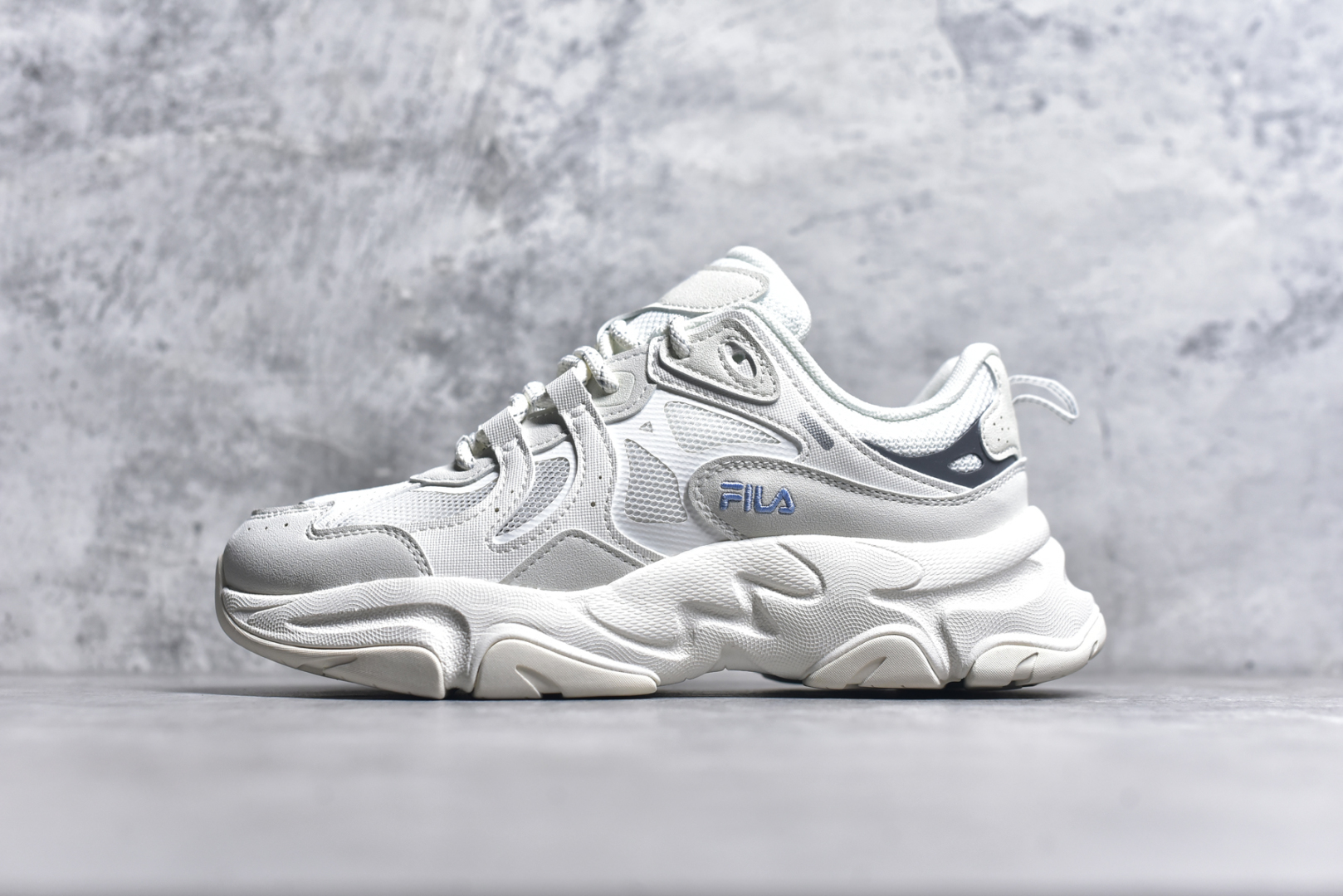 #FILA PEASE 斐乐豌豆鞋舒适百搭防滑耐磨低帮生活休闲鞋老爹鞋 FILA的植物系穿搭深谙潮流之道，Clean-Fit的清新风格深深影响着City Boys & Girls。豌豆鞋的外观可谓一眼入魂，设计灵感来源于豌豆荚碱水面包，在鞋廓形保留薄款面包鞋DNA的基础上，发展并创新“面包鞋”风格，如垂挂豆子的鞋面，双层双色中底的鞋底都为这双鞋增添了独特的辨识度。独有的圆鼓豌豆形鞋面设计，鞋面革料做鼓，犹如一颗颗垂挂的豆子，圆润可爱，充满趣味；双层豌豆荚中底设计上层轻能发泡豆荚，下层柔能发泡豌豆形中底，打造圆润软弹、形象有趣的豌豆荚中底。饱满的外形带来温暖质感，上脚圆润，凸显腿部线条，时尚百搭。作为今年秋冬的出街鞋款，实在太合适不过了。豌豆鞋不仅外观令人过目不忘，并且脚感出众，独家的发泡材料提供了轻质软弹的舒适度，即便日行两万步也不会觉得疲惫，同时适应各种穿着场合，轻松搭配各种服饰。尺码：36 36.5 37.5 38 38.5 39 40 40.5 41 42 42.5 43 44 44.5 45-选品中心
