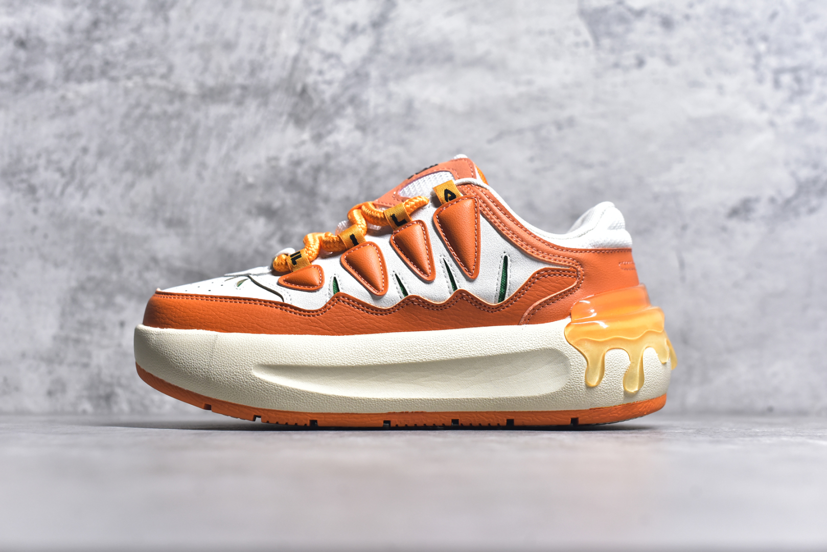 #FILA CARROT 2 斐乐萝卜鞋2.0 经典百搭休闲 防滑减震耐磨低帮板鞋 传承了 FILA 的百年基因，融入年轻运动及潮流文化，成为引领变革、创新突破的一代。以“1+N” 的跨界合作模式重现经典的同时创造经典。带来最出其不意的跨界合作惊喜。同时，FILAFUSION把FILA 的 DNA 融入到定制体验里，你可以随心制造厲于你的产品。FILA FUSION 的鞋家族涵盖了老爹鞋、跑步鞋、网球鞋、季节款。风格复古新潮，满足了时尚人士出行及各类运动的搭配需求，成为当下年轻人筷拥的鞋类品牌之一。FILA FUSION 走进年轻人的世界，通过年轻人运动，街舞，滑板，篮球，展现 FILA FUSION 的潮流态度和年轻文化。FILA FUSION 认为末来属于引领变革、创新突破的年轻一代，让我们一起构成 FILA 未来的蓝图吧！尺码：35.5 36 36.5 37.5 38 38.5 39 40-选品中心
