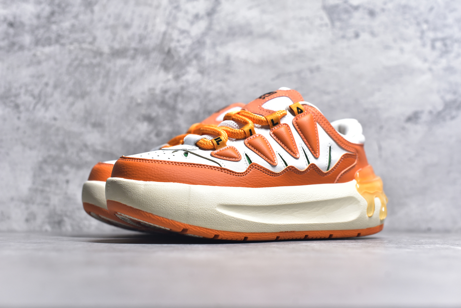 图片[2]-#FILA CARROT 2 斐乐萝卜鞋2.0 经典百搭休闲 防滑减震耐磨低帮板鞋 传承了 FILA 的百年基因，融入年轻运动及潮流文化，成为引领变革、创新突破的一代。以“1+N” 的跨界合作模式重现经典的同时创造经典。带来最出其不意的跨界合作惊喜。同时，FILAFUSION把FILA 的 DNA 融入到定制体验里，你可以随心制造厲于你的产品。FILA FUSION 的鞋家族涵盖了老爹鞋、跑步鞋、网球鞋、季节款。风格复古新潮，满足了时尚人士出行及各类运动的搭配需求，成为当下年轻人筷拥的鞋类品牌之一。FILA FUSION 走进年轻人的世界，通过年轻人运动，街舞，滑板，篮球，展现 FILA FUSION 的潮流态度和年轻文化。FILA FUSION 认为末来属于引领变革、创新突破的年轻一代，让我们一起构成 FILA 未来的蓝图吧！尺码：35.5 36 36.5 37.5 38 38.5 39 40-选品中心