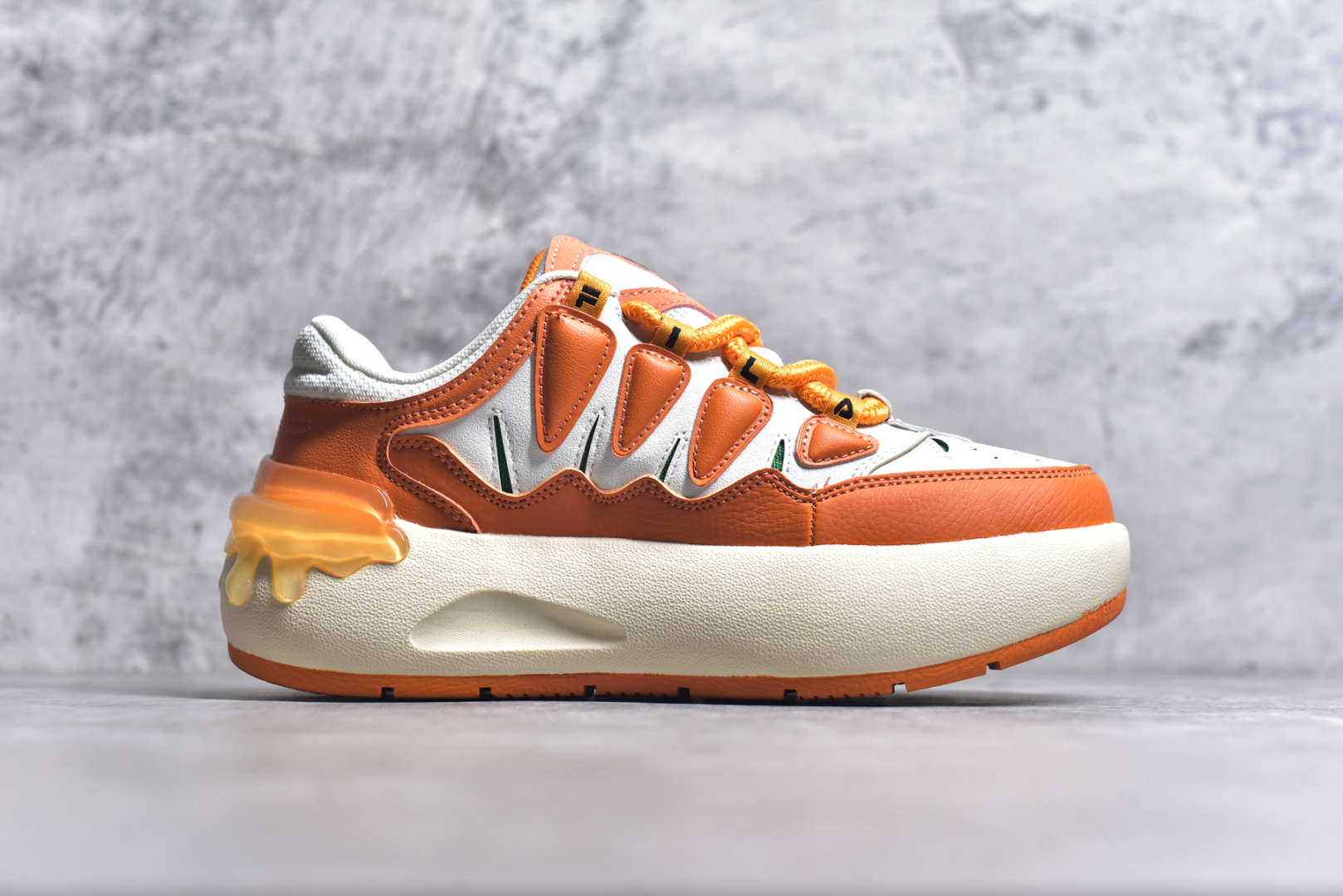图片[3]-#FILA CARROT 2 斐乐萝卜鞋2.0 经典百搭休闲 防滑减震耐磨低帮板鞋 传承了 FILA 的百年基因，融入年轻运动及潮流文化，成为引领变革、创新突破的一代。以“1+N” 的跨界合作模式重现经典的同时创造经典。带来最出其不意的跨界合作惊喜。同时，FILAFUSION把FILA 的 DNA 融入到定制体验里，你可以随心制造厲于你的产品。FILA FUSION 的鞋家族涵盖了老爹鞋、跑步鞋、网球鞋、季节款。风格复古新潮，满足了时尚人士出行及各类运动的搭配需求，成为当下年轻人筷拥的鞋类品牌之一。FILA FUSION 走进年轻人的世界，通过年轻人运动，街舞，滑板，篮球，展现 FILA FUSION 的潮流态度和年轻文化。FILA FUSION 认为末来属于引领变革、创新突破的年轻一代，让我们一起构成 FILA 未来的蓝图吧！尺码：35.5 36 36.5 37.5 38 38.5 39 40-选品中心
