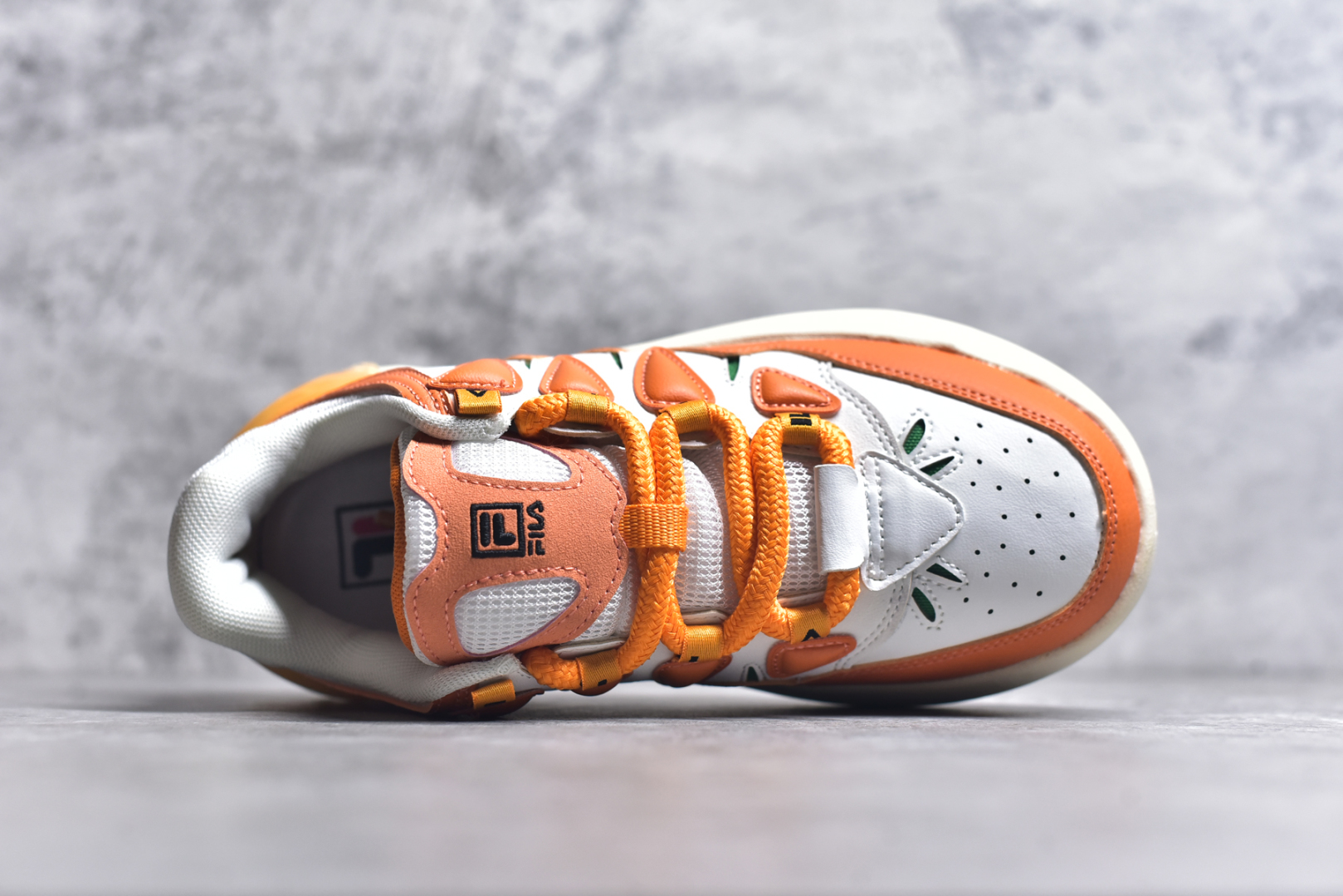 图片[4]-#FILA CARROT 2 斐乐萝卜鞋2.0 经典百搭休闲 防滑减震耐磨低帮板鞋 传承了 FILA 的百年基因，融入年轻运动及潮流文化，成为引领变革、创新突破的一代。以“1+N” 的跨界合作模式重现经典的同时创造经典。带来最出其不意的跨界合作惊喜。同时，FILAFUSION把FILA 的 DNA 融入到定制体验里，你可以随心制造厲于你的产品。FILA FUSION 的鞋家族涵盖了老爹鞋、跑步鞋、网球鞋、季节款。风格复古新潮，满足了时尚人士出行及各类运动的搭配需求，成为当下年轻人筷拥的鞋类品牌之一。FILA FUSION 走进年轻人的世界，通过年轻人运动，街舞，滑板，篮球，展现 FILA FUSION 的潮流态度和年轻文化。FILA FUSION 认为末来属于引领变革、创新突破的年轻一代，让我们一起构成 FILA 未来的蓝图吧！尺码：35.5 36 36.5 37.5 38 38.5 39 40-选品中心