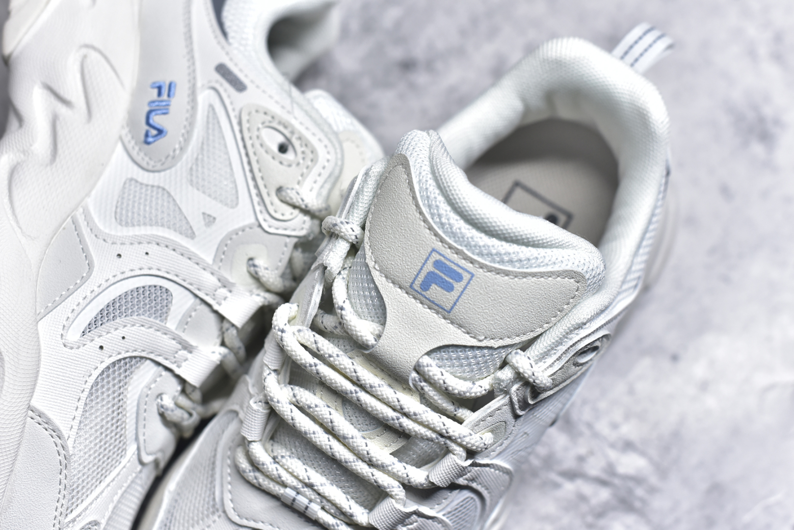 图片[9]-#FILA PEASE 斐乐豌豆鞋舒适百搭防滑耐磨低帮生活休闲鞋老爹鞋 FILA的植物系穿搭深谙潮流之道，Clean-Fit的清新风格深深影响着City Boys & Girls。豌豆鞋的外观可谓一眼入魂，设计灵感来源于豌豆荚碱水面包，在鞋廓形保留薄款面包鞋DNA的基础上，发展并创新“面包鞋”风格，如垂挂豆子的鞋面，双层双色中底的鞋底都为这双鞋增添了独特的辨识度。独有的圆鼓豌豆形鞋面设计，鞋面革料做鼓，犹如一颗颗垂挂的豆子，圆润可爱，充满趣味；双层豌豆荚中底设计上层轻能发泡豆荚，下层柔能发泡豌豆形中底，打造圆润软弹、形象有趣的豌豆荚中底。饱满的外形带来温暖质感，上脚圆润，凸显腿部线条，时尚百搭。作为今年秋冬的出街鞋款，实在太合适不过了。豌豆鞋不仅外观令人过目不忘，并且脚感出众，独家的发泡材料提供了轻质软弹的舒适度，即便日行两万步也不会觉得疲惫，同时适应各种穿着场合，轻松搭配各种服饰。尺码：36 36.5 37.5 38 38.5 39 40 40.5 41 42 42.5 43 44 44.5 45-选品中心