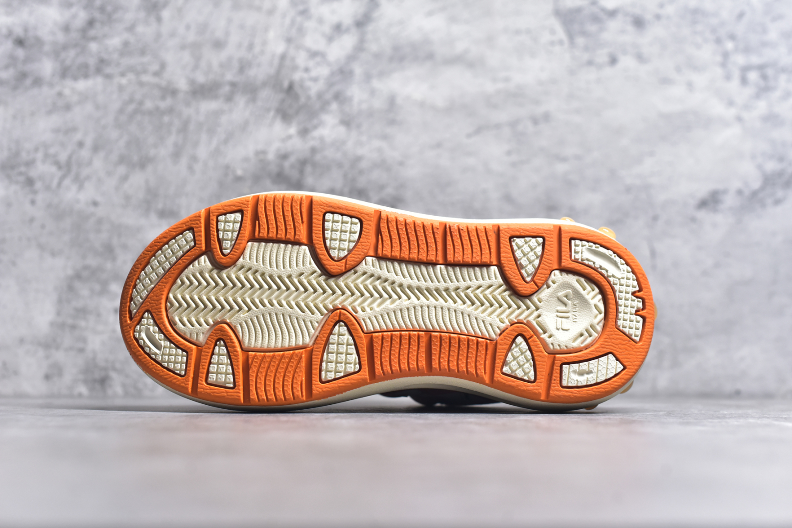 图片[6]-#FILA CARROT 2 斐乐萝卜鞋2.0 经典百搭休闲 防滑减震耐磨低帮板鞋 传承了 FILA 的百年基因，融入年轻运动及潮流文化，成为引领变革、创新突破的一代。以“1+N” 的跨界合作模式重现经典的同时创造经典。带来最出其不意的跨界合作惊喜。同时，FILAFUSION把FILA 的 DNA 融入到定制体验里，你可以随心制造厲于你的产品。FILA FUSION 的鞋家族涵盖了老爹鞋、跑步鞋、网球鞋、季节款。风格复古新潮，满足了时尚人士出行及各类运动的搭配需求，成为当下年轻人筷拥的鞋类品牌之一。FILA FUSION 走进年轻人的世界，通过年轻人运动，街舞，滑板，篮球，展现 FILA FUSION 的潮流态度和年轻文化。FILA FUSION 认为末来属于引领变革、创新突破的年轻一代，让我们一起构成 FILA 未来的蓝图吧！尺码：35.5 36 36.5 37.5 38 38.5 39 40-选品中心