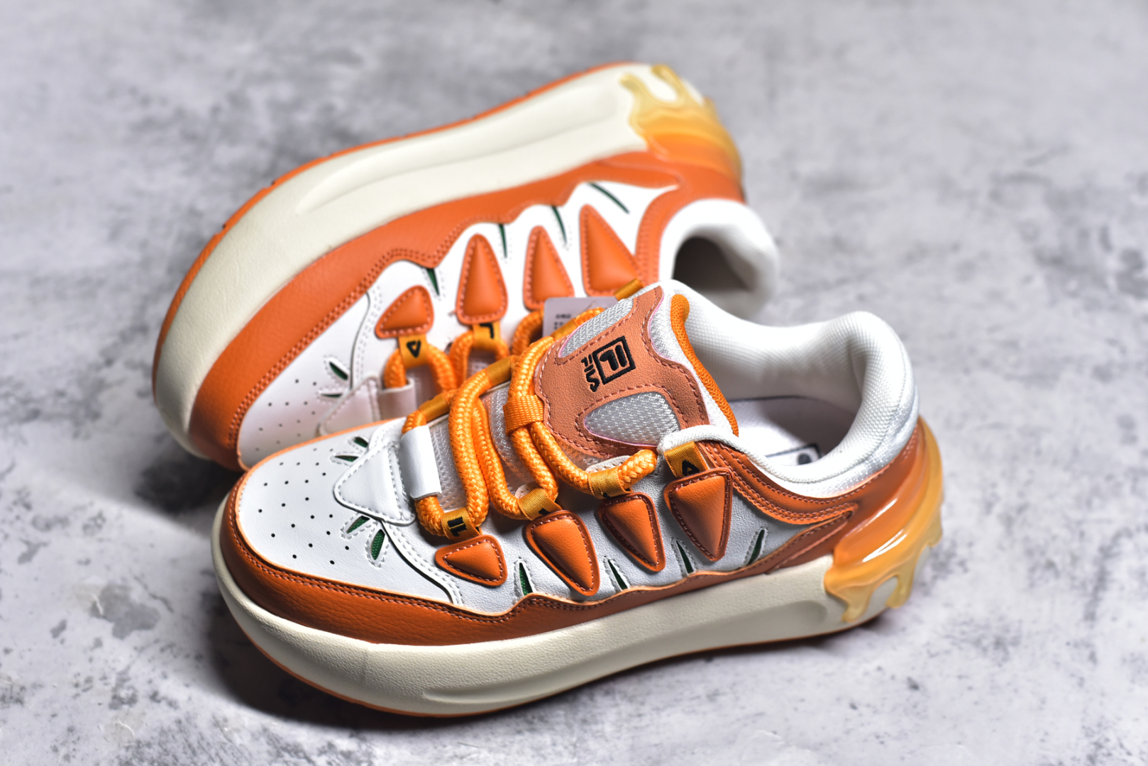 图片[7]-#FILA CARROT 2 斐乐萝卜鞋2.0 经典百搭休闲 防滑减震耐磨低帮板鞋 传承了 FILA 的百年基因，融入年轻运动及潮流文化，成为引领变革、创新突破的一代。以“1+N” 的跨界合作模式重现经典的同时创造经典。带来最出其不意的跨界合作惊喜。同时，FILAFUSION把FILA 的 DNA 融入到定制体验里，你可以随心制造厲于你的产品。FILA FUSION 的鞋家族涵盖了老爹鞋、跑步鞋、网球鞋、季节款。风格复古新潮，满足了时尚人士出行及各类运动的搭配需求，成为当下年轻人筷拥的鞋类品牌之一。FILA FUSION 走进年轻人的世界，通过年轻人运动，街舞，滑板，篮球，展现 FILA FUSION 的潮流态度和年轻文化。FILA FUSION 认为末来属于引领变革、创新突破的年轻一代，让我们一起构成 FILA 未来的蓝图吧！尺码：35.5 36 36.5 37.5 38 38.5 39 40-选品中心