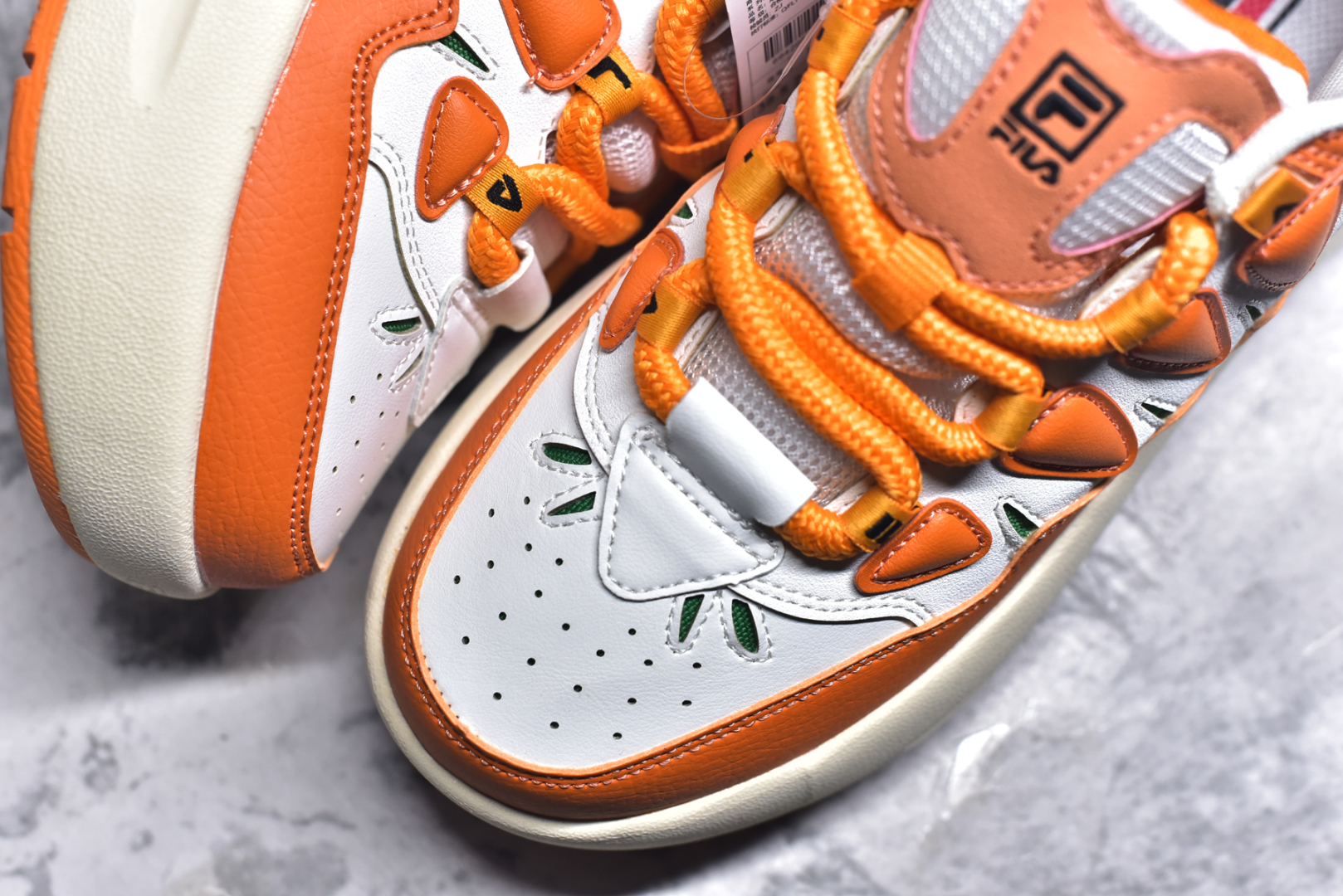 图片[8]-#FILA CARROT 2 斐乐萝卜鞋2.0 经典百搭休闲 防滑减震耐磨低帮板鞋 传承了 FILA 的百年基因，融入年轻运动及潮流文化，成为引领变革、创新突破的一代。以“1+N” 的跨界合作模式重现经典的同时创造经典。带来最出其不意的跨界合作惊喜。同时，FILAFUSION把FILA 的 DNA 融入到定制体验里，你可以随心制造厲于你的产品。FILA FUSION 的鞋家族涵盖了老爹鞋、跑步鞋、网球鞋、季节款。风格复古新潮，满足了时尚人士出行及各类运动的搭配需求，成为当下年轻人筷拥的鞋类品牌之一。FILA FUSION 走进年轻人的世界，通过年轻人运动，街舞，滑板，篮球，展现 FILA FUSION 的潮流态度和年轻文化。FILA FUSION 认为末来属于引领变革、创新突破的年轻一代，让我们一起构成 FILA 未来的蓝图吧！尺码：35.5 36 36.5 37.5 38 38.5 39 40-选品中心
