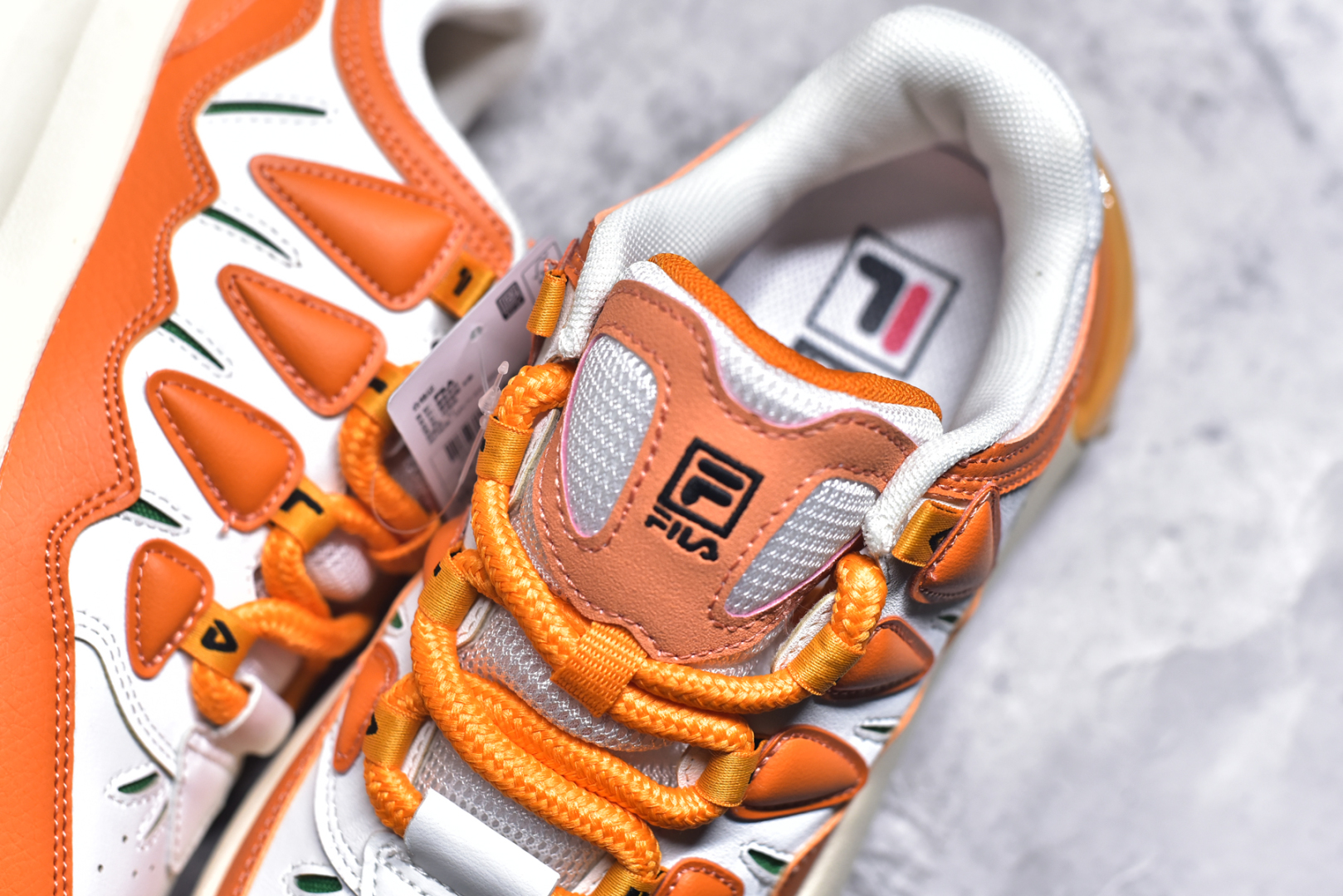 图片[9]-#FILA CARROT 2 斐乐萝卜鞋2.0 经典百搭休闲 防滑减震耐磨低帮板鞋 传承了 FILA 的百年基因，融入年轻运动及潮流文化，成为引领变革、创新突破的一代。以“1+N” 的跨界合作模式重现经典的同时创造经典。带来最出其不意的跨界合作惊喜。同时，FILAFUSION把FILA 的 DNA 融入到定制体验里，你可以随心制造厲于你的产品。FILA FUSION 的鞋家族涵盖了老爹鞋、跑步鞋、网球鞋、季节款。风格复古新潮，满足了时尚人士出行及各类运动的搭配需求，成为当下年轻人筷拥的鞋类品牌之一。FILA FUSION 走进年轻人的世界，通过年轻人运动，街舞，滑板，篮球，展现 FILA FUSION 的潮流态度和年轻文化。FILA FUSION 认为末来属于引领变革、创新突破的年轻一代，让我们一起构成 FILA 未来的蓝图吧！尺码：35.5 36 36.5 37.5 38 38.5 39 40-选品中心