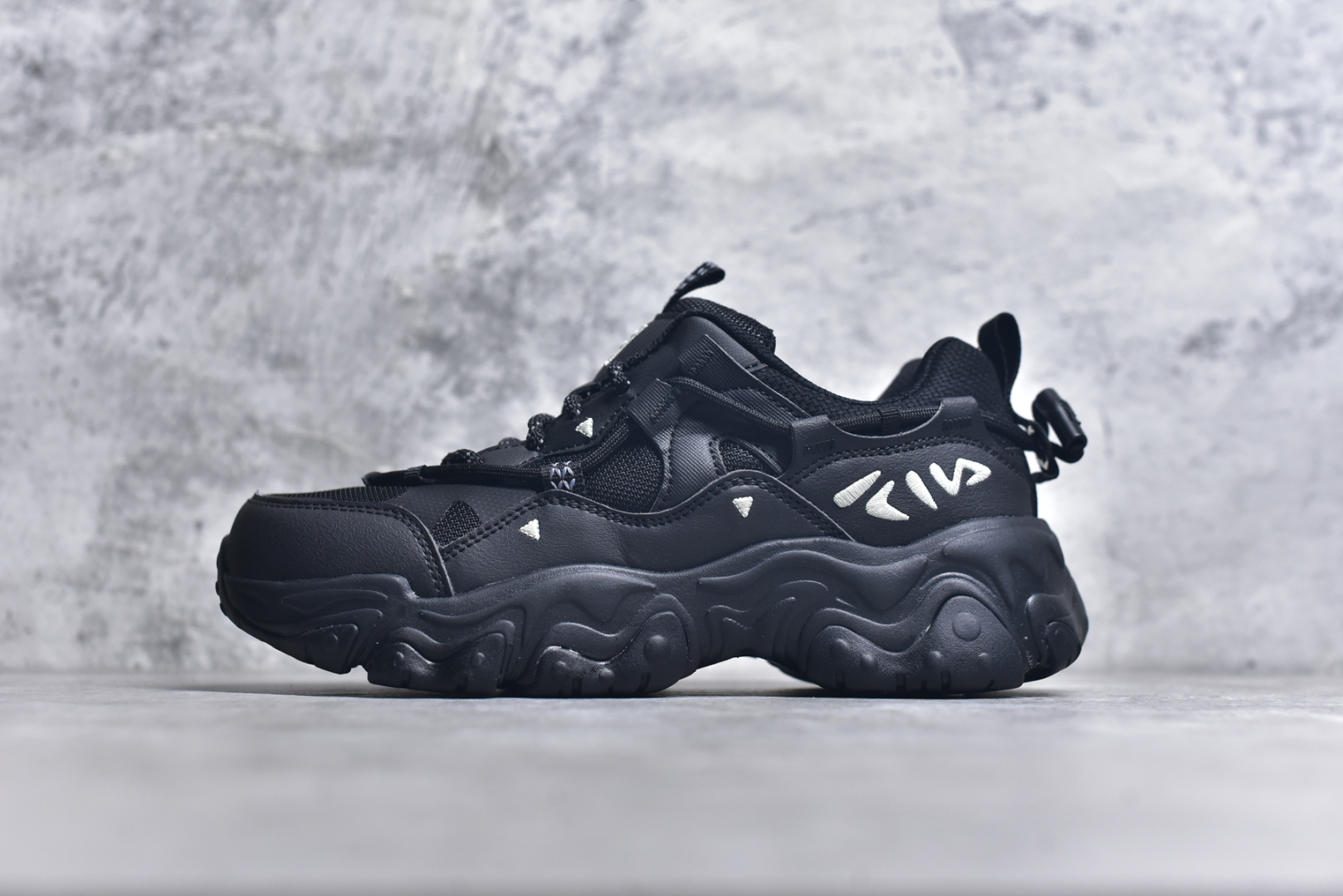#FILA PEASE 斐乐豌豆鞋舒适百搭防滑耐磨低帮生活休闲鞋老爹鞋 FILA的植物系穿搭深谙潮流之道，Clean-Fit的清新风格深深影响着City Boys & Girls。豌豆鞋的外观可谓一眼入魂，设计灵感来源于豌豆荚碱水面包，在鞋廓形保留薄款面包鞋DNA的基础上，发展并创新“面包鞋”风格，如垂挂豆子的鞋面，双层双色中底的鞋底都为这双鞋增添了独特的辨识度。独有的圆鼓豌豆形鞋面设计，鞋面革料做鼓，犹如一颗颗垂挂的豆子，圆润可爱，充满趣味；双层豌豆荚中底设计上层轻能发泡豆荚，下层柔能发泡豌豆形中底，打造圆润软弹、形象有趣的豌豆荚中底。饱满的外形带来温暖质感，上脚圆润，凸显腿部线条，时尚百搭。作为今年秋冬的出街鞋款，实在太合适不过了。豌豆鞋不仅外观令人过目不忘，并且脚感出众，独家的发泡材料提供了轻质软弹的舒适度，即便日行两万步也不会觉得疲惫，同时适应各种穿着场合，轻松搭配各种服饰。尺码：36 36.5 37.5 38 38.5 39 40 40.5 41 42 42.5 43 44 44.5 45-选品中心