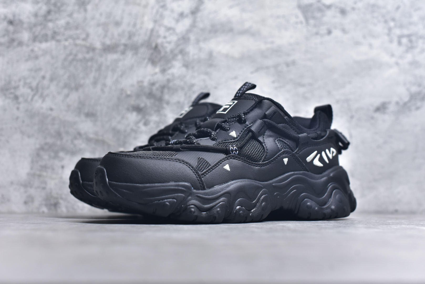 图片[2]-#FILA PEASE 斐乐豌豆鞋舒适百搭防滑耐磨低帮生活休闲鞋老爹鞋 FILA的植物系穿搭深谙潮流之道，Clean-Fit的清新风格深深影响着City Boys & Girls。豌豆鞋的外观可谓一眼入魂，设计灵感来源于豌豆荚碱水面包，在鞋廓形保留薄款面包鞋DNA的基础上，发展并创新“面包鞋”风格，如垂挂豆子的鞋面，双层双色中底的鞋底都为这双鞋增添了独特的辨识度。独有的圆鼓豌豆形鞋面设计，鞋面革料做鼓，犹如一颗颗垂挂的豆子，圆润可爱，充满趣味；双层豌豆荚中底设计上层轻能发泡豆荚，下层柔能发泡豌豆形中底，打造圆润软弹、形象有趣的豌豆荚中底。饱满的外形带来温暖质感，上脚圆润，凸显腿部线条，时尚百搭。作为今年秋冬的出街鞋款，实在太合适不过了。豌豆鞋不仅外观令人过目不忘，并且脚感出众，独家的发泡材料提供了轻质软弹的舒适度，即便日行两万步也不会觉得疲惫，同时适应各种穿着场合，轻松搭配各种服饰。尺码：36 36.5 37.5 38 38.5 39 40 40.5 41 42 42.5 43 44 44.5 45-选品中心