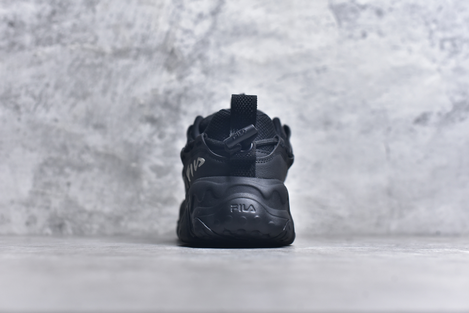图片[5]-#FILA PEASE 斐乐豌豆鞋舒适百搭防滑耐磨低帮生活休闲鞋老爹鞋 FILA的植物系穿搭深谙潮流之道，Clean-Fit的清新风格深深影响着City Boys & Girls。豌豆鞋的外观可谓一眼入魂，设计灵感来源于豌豆荚碱水面包，在鞋廓形保留薄款面包鞋DNA的基础上，发展并创新“面包鞋”风格，如垂挂豆子的鞋面，双层双色中底的鞋底都为这双鞋增添了独特的辨识度。独有的圆鼓豌豆形鞋面设计，鞋面革料做鼓，犹如一颗颗垂挂的豆子，圆润可爱，充满趣味；双层豌豆荚中底设计上层轻能发泡豆荚，下层柔能发泡豌豆形中底，打造圆润软弹、形象有趣的豌豆荚中底。饱满的外形带来温暖质感，上脚圆润，凸显腿部线条，时尚百搭。作为今年秋冬的出街鞋款，实在太合适不过了。豌豆鞋不仅外观令人过目不忘，并且脚感出众，独家的发泡材料提供了轻质软弹的舒适度，即便日行两万步也不会觉得疲惫，同时适应各种穿着场合，轻松搭配各种服饰。尺码：36 36.5 37.5 38 38.5 39 40 40.5 41 42 42.5 43 44 44.5 45-选品中心