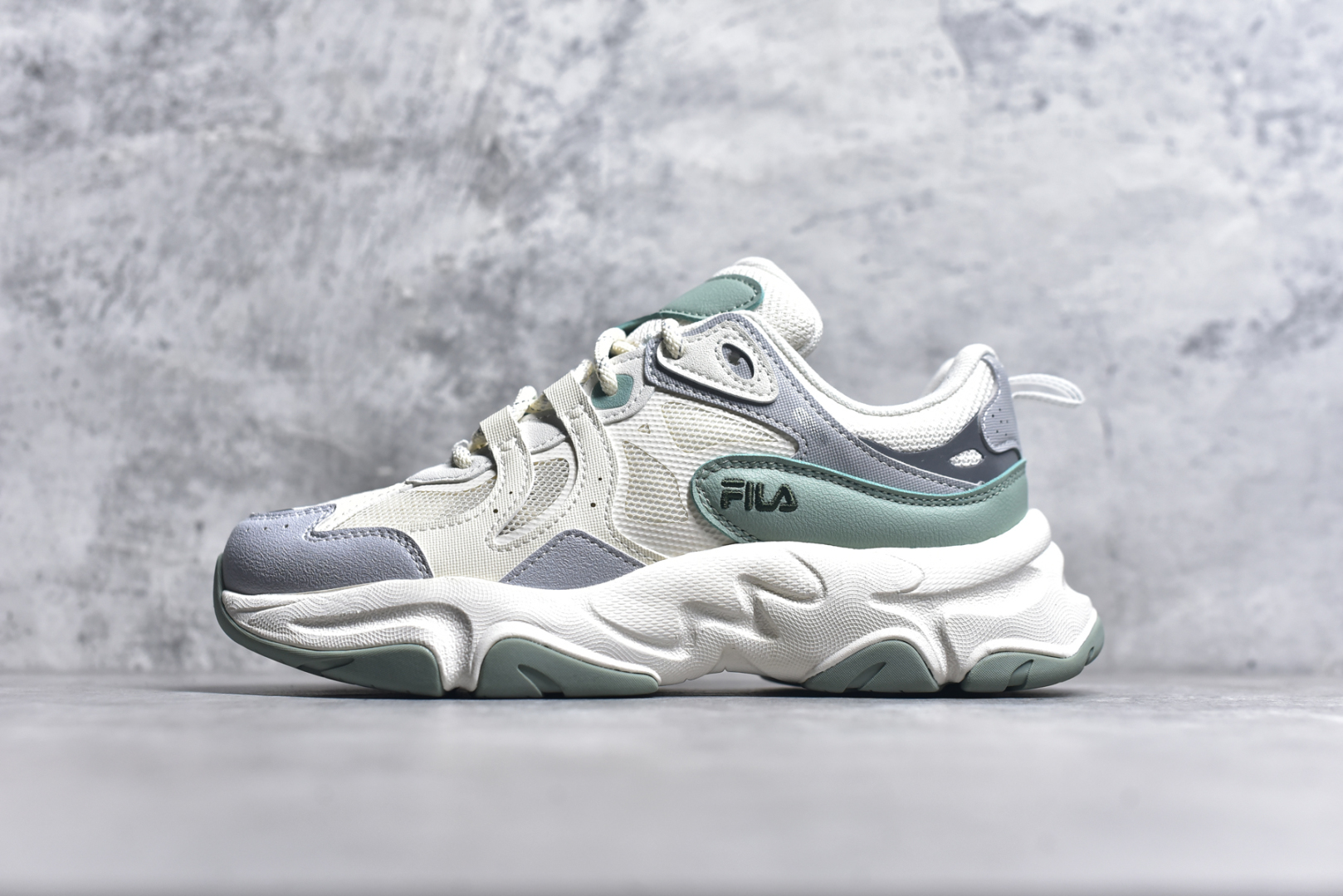 #FILA PEASE 斐乐豌豆鞋舒适百搭防滑耐磨低帮生活休闲鞋老爹鞋 FILA的植物系穿搭深谙潮流之道，Clean-Fit的清新风格深深影响着City Boys & Girls。豌豆鞋的外观可谓一眼入魂，设计灵感来源于豌豆荚碱水面包，在鞋廓形保留薄款面包鞋DNA的基础上，发展并创新“面包鞋”风格，如垂挂豆子的鞋面，双层双色中底的鞋底都为这双鞋增添了独特的辨识度。独有的圆鼓豌豆形鞋面设计，鞋面革料做鼓，犹如一颗颗垂挂的豆子，圆润可爱，充满趣味；双层豌豆荚中底设计上层轻能发泡豆荚，下层柔能发泡豌豆形中底，打造圆润软弹、形象有趣的豌豆荚中底。饱满的外形带来温暖质感，上脚圆润，凸显腿部线条，时尚百搭。作为今年秋冬的出街鞋款，实在太合适不过了。豌豆鞋不仅外观令人过目不忘，并且脚感出众，独家的发泡材料提供了轻质软弹的舒适度，即便日行两万步也不会觉得疲惫，同时适应各种穿着场合，轻松搭配各种服饰。尺码：36 36.5 37.5 38 38.5 39 40 40.5 41 42 42.5 43 44 44.5 45-选品中心