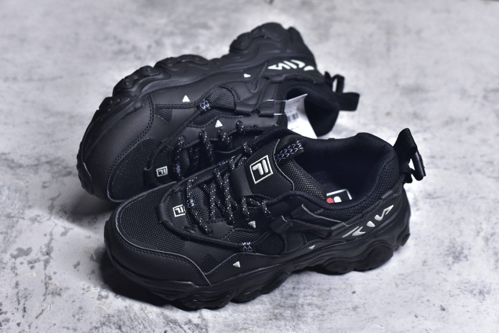图片[7]-#FILA PEASE 斐乐豌豆鞋舒适百搭防滑耐磨低帮生活休闲鞋老爹鞋 FILA的植物系穿搭深谙潮流之道，Clean-Fit的清新风格深深影响着City Boys & Girls。豌豆鞋的外观可谓一眼入魂，设计灵感来源于豌豆荚碱水面包，在鞋廓形保留薄款面包鞋DNA的基础上，发展并创新“面包鞋”风格，如垂挂豆子的鞋面，双层双色中底的鞋底都为这双鞋增添了独特的辨识度。独有的圆鼓豌豆形鞋面设计，鞋面革料做鼓，犹如一颗颗垂挂的豆子，圆润可爱，充满趣味；双层豌豆荚中底设计上层轻能发泡豆荚，下层柔能发泡豌豆形中底，打造圆润软弹、形象有趣的豌豆荚中底。饱满的外形带来温暖质感，上脚圆润，凸显腿部线条，时尚百搭。作为今年秋冬的出街鞋款，实在太合适不过了。豌豆鞋不仅外观令人过目不忘，并且脚感出众，独家的发泡材料提供了轻质软弹的舒适度，即便日行两万步也不会觉得疲惫，同时适应各种穿着场合，轻松搭配各种服饰。尺码：36 36.5 37.5 38 38.5 39 40 40.5 41 42 42.5 43 44 44.5 45-选品中心