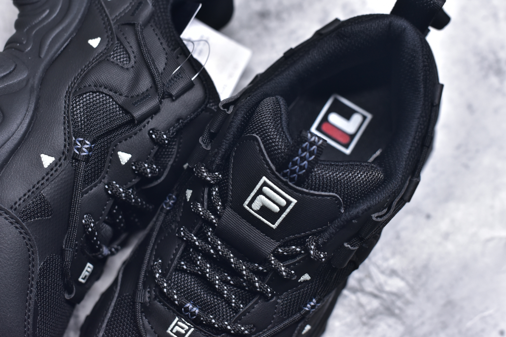图片[9]-#FILA PEASE 斐乐豌豆鞋舒适百搭防滑耐磨低帮生活休闲鞋老爹鞋 FILA的植物系穿搭深谙潮流之道，Clean-Fit的清新风格深深影响着City Boys & Girls。豌豆鞋的外观可谓一眼入魂，设计灵感来源于豌豆荚碱水面包，在鞋廓形保留薄款面包鞋DNA的基础上，发展并创新“面包鞋”风格，如垂挂豆子的鞋面，双层双色中底的鞋底都为这双鞋增添了独特的辨识度。独有的圆鼓豌豆形鞋面设计，鞋面革料做鼓，犹如一颗颗垂挂的豆子，圆润可爱，充满趣味；双层豌豆荚中底设计上层轻能发泡豆荚，下层柔能发泡豌豆形中底，打造圆润软弹、形象有趣的豌豆荚中底。饱满的外形带来温暖质感，上脚圆润，凸显腿部线条，时尚百搭。作为今年秋冬的出街鞋款，实在太合适不过了。豌豆鞋不仅外观令人过目不忘，并且脚感出众，独家的发泡材料提供了轻质软弹的舒适度，即便日行两万步也不会觉得疲惫，同时适应各种穿着场合，轻松搭配各种服饰。尺码：36 36.5 37.5 38 38.5 39 40 40.5 41 42 42.5 43 44 44.5 45-选品中心