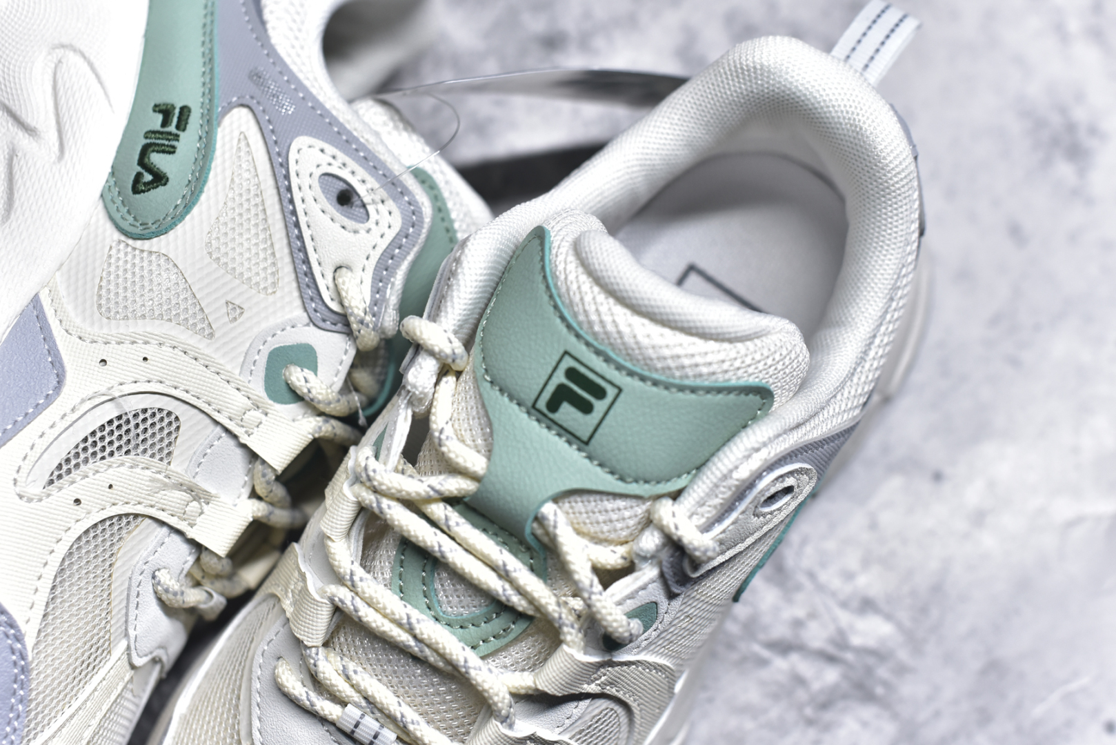 图片[9]-#FILA PEASE 斐乐豌豆鞋舒适百搭防滑耐磨低帮生活休闲鞋老爹鞋 FILA的植物系穿搭深谙潮流之道，Clean-Fit的清新风格深深影响着City Boys & Girls。豌豆鞋的外观可谓一眼入魂，设计灵感来源于豌豆荚碱水面包，在鞋廓形保留薄款面包鞋DNA的基础上，发展并创新“面包鞋”风格，如垂挂豆子的鞋面，双层双色中底的鞋底都为这双鞋增添了独特的辨识度。独有的圆鼓豌豆形鞋面设计，鞋面革料做鼓，犹如一颗颗垂挂的豆子，圆润可爱，充满趣味；双层豌豆荚中底设计上层轻能发泡豆荚，下层柔能发泡豌豆形中底，打造圆润软弹、形象有趣的豌豆荚中底。饱满的外形带来温暖质感，上脚圆润，凸显腿部线条，时尚百搭。作为今年秋冬的出街鞋款，实在太合适不过了。豌豆鞋不仅外观令人过目不忘，并且脚感出众，独家的发泡材料提供了轻质软弹的舒适度，即便日行两万步也不会觉得疲惫，同时适应各种穿着场合，轻松搭配各种服饰。尺码：36 36.5 37.5 38 38.5 39 40 40.5 41 42 42.5 43 44 44.5 45-选品中心
